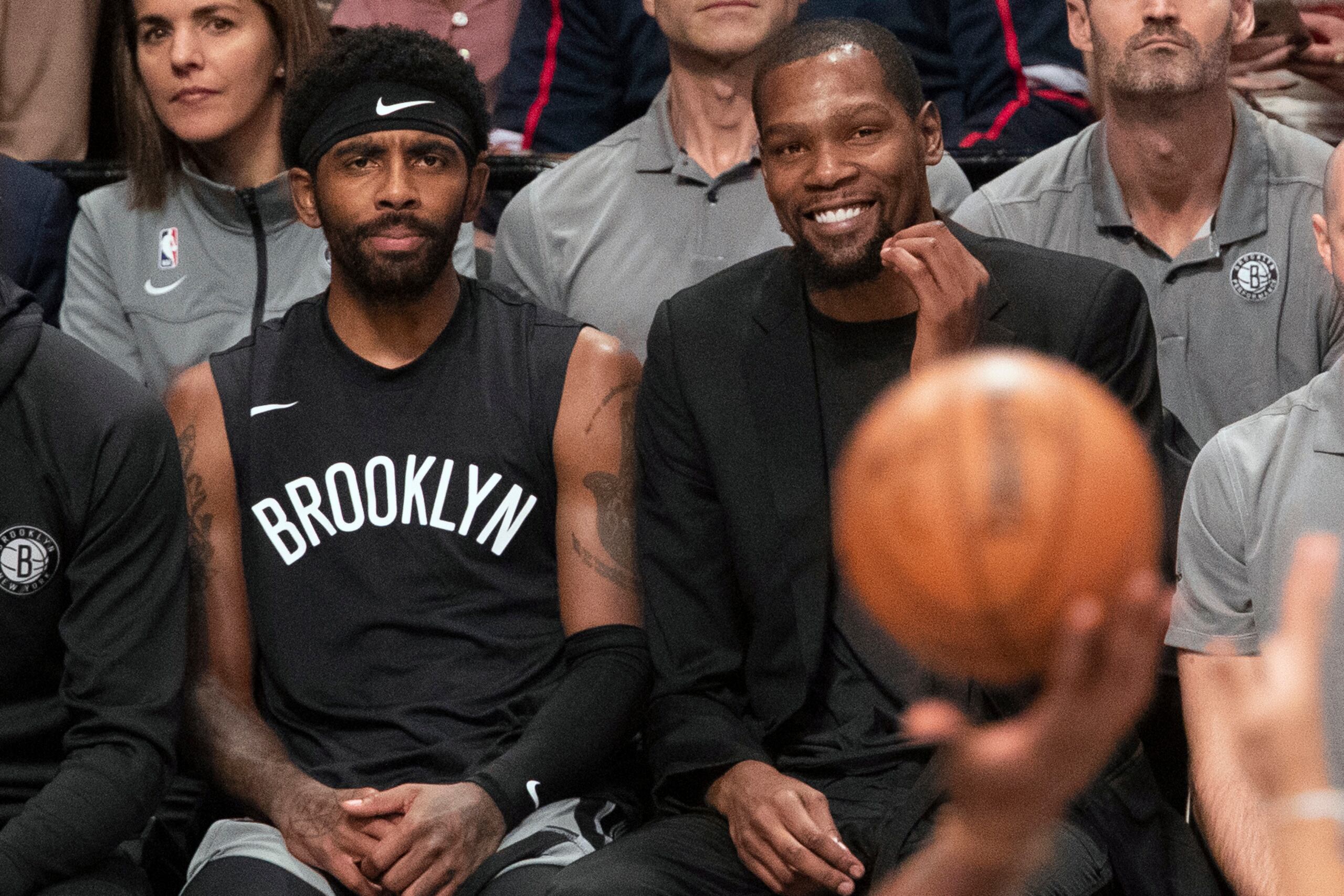 En esta foto del 1 de noviembre del 2019, Kyrie Irving y Kevin Durant observan desde la banca el encuentro ante los Rockets de Houston en Nueva York. El lunes 26 de septiembre del 2022, los Nets y Durant e Irving están listos para dejar los problemas atrás después de que Durant pidió un canje y que Irving no sabía si estaría esta temporada con el equipo.