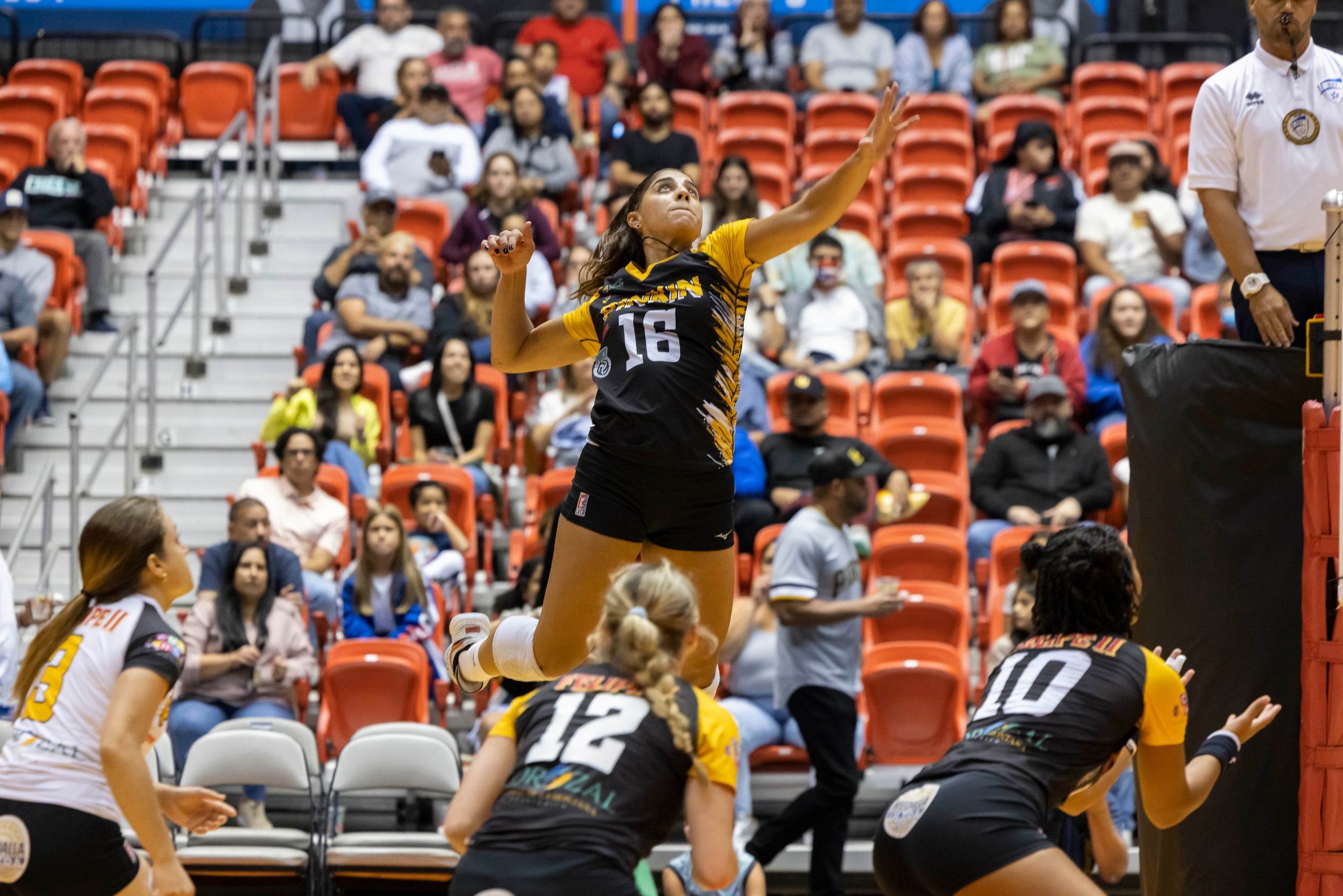 La atacante Paola Santiago une el premio MVP al de Novata del Año que recibió la pasada semana.