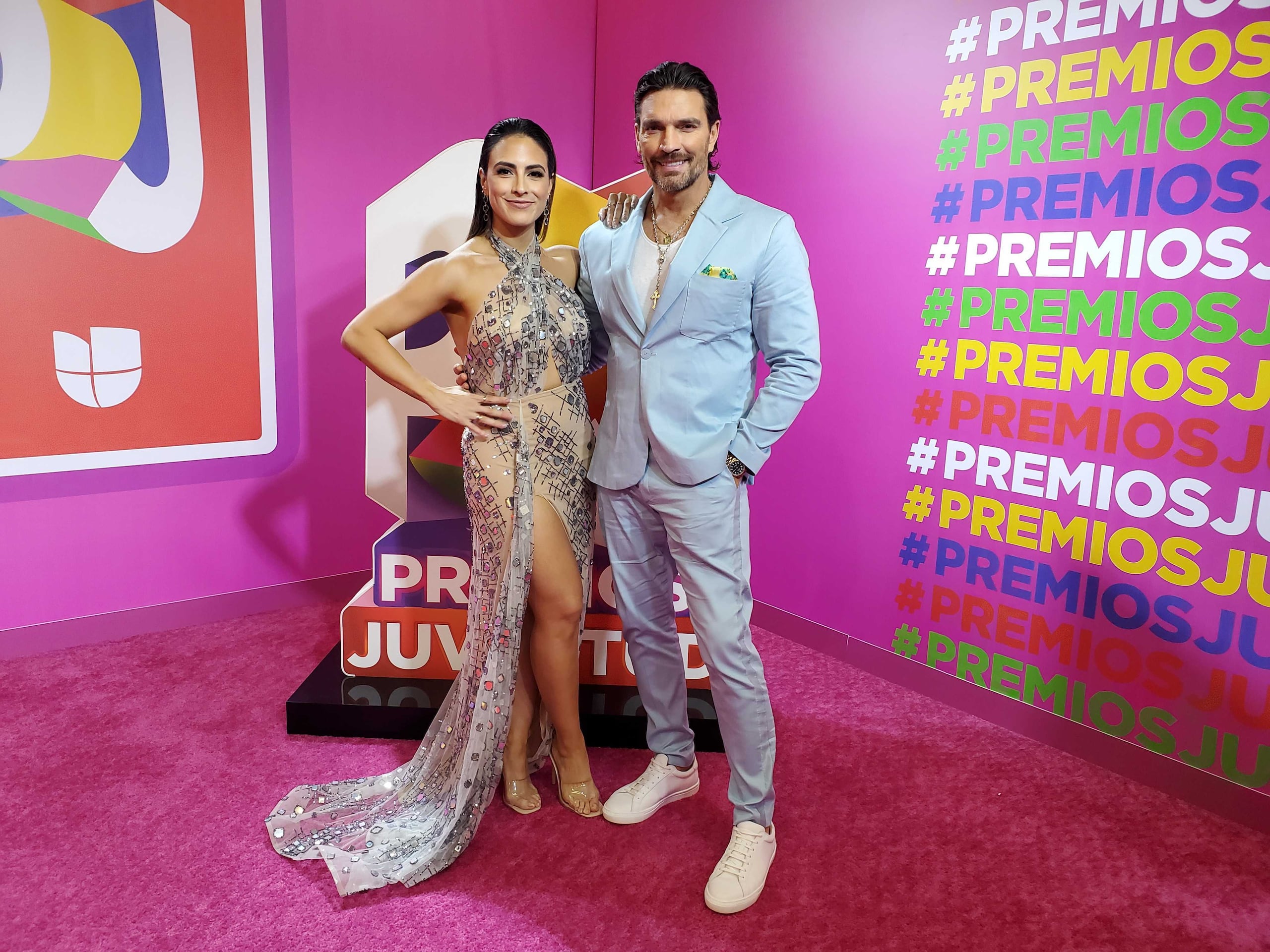 Valeria Marín y Julián Gil en la alfombra de los Premios Juventud