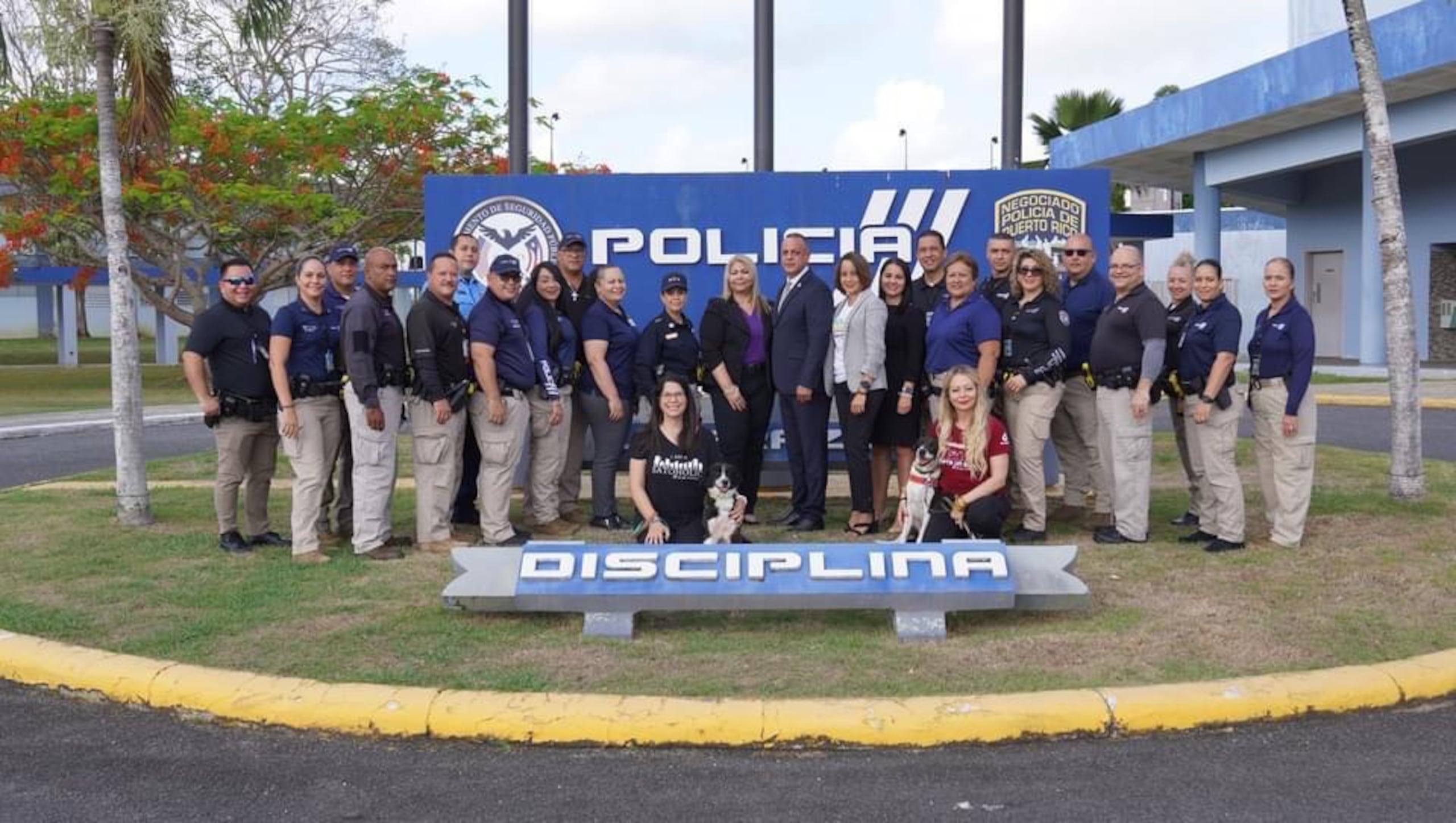 El primer grupo de 16 instructores que fue certificado tendrá la encomienda de ofrecer talleres sobre la Ley 154, titulado Unidos por el Bienestar Animal, al resto del cuerpo policíaco, que ya es parte del currículo de la Academia de la Policía.