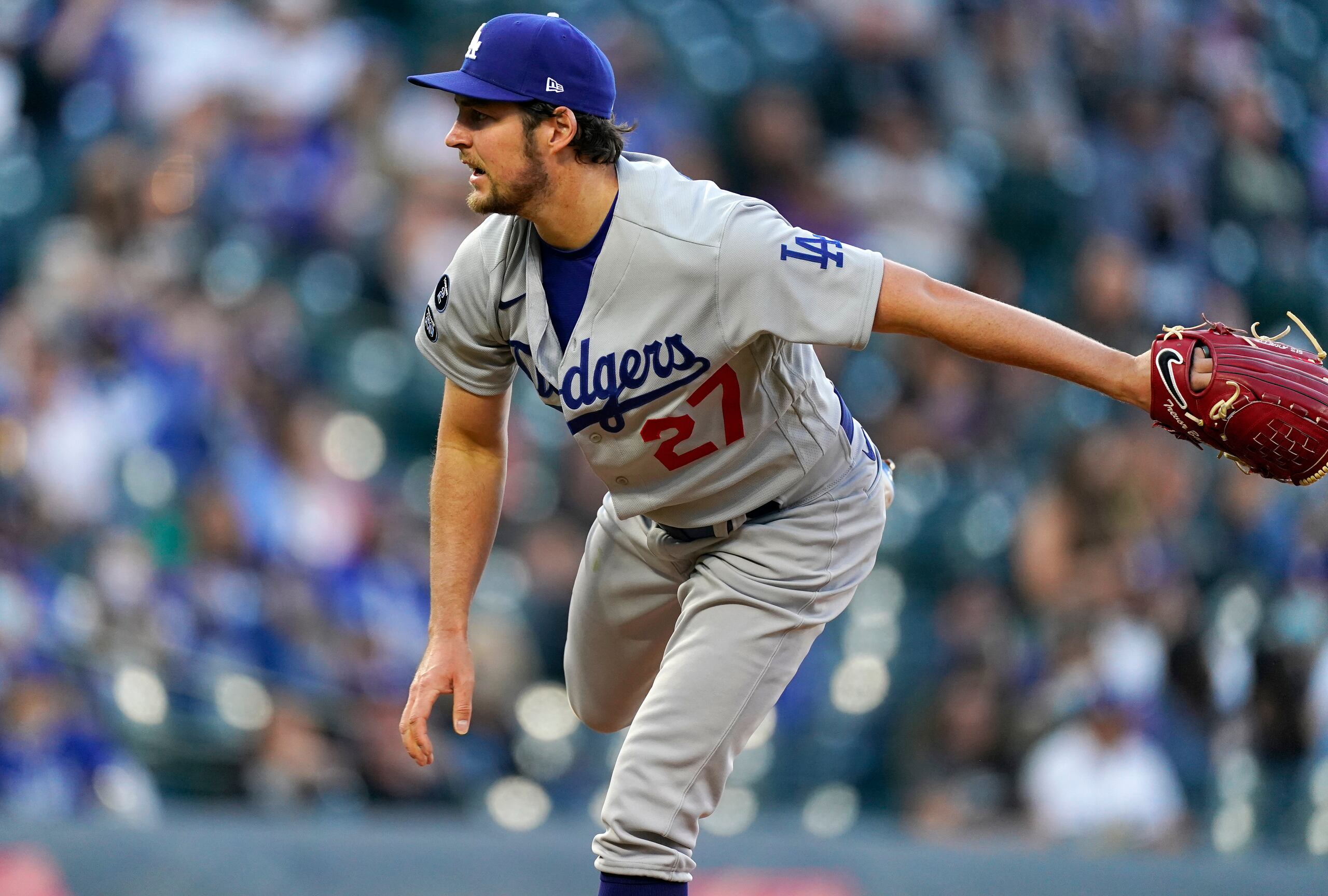 Trevor Bauer, de los Dodgers, lanza en la primera entrada contra los Rockies.