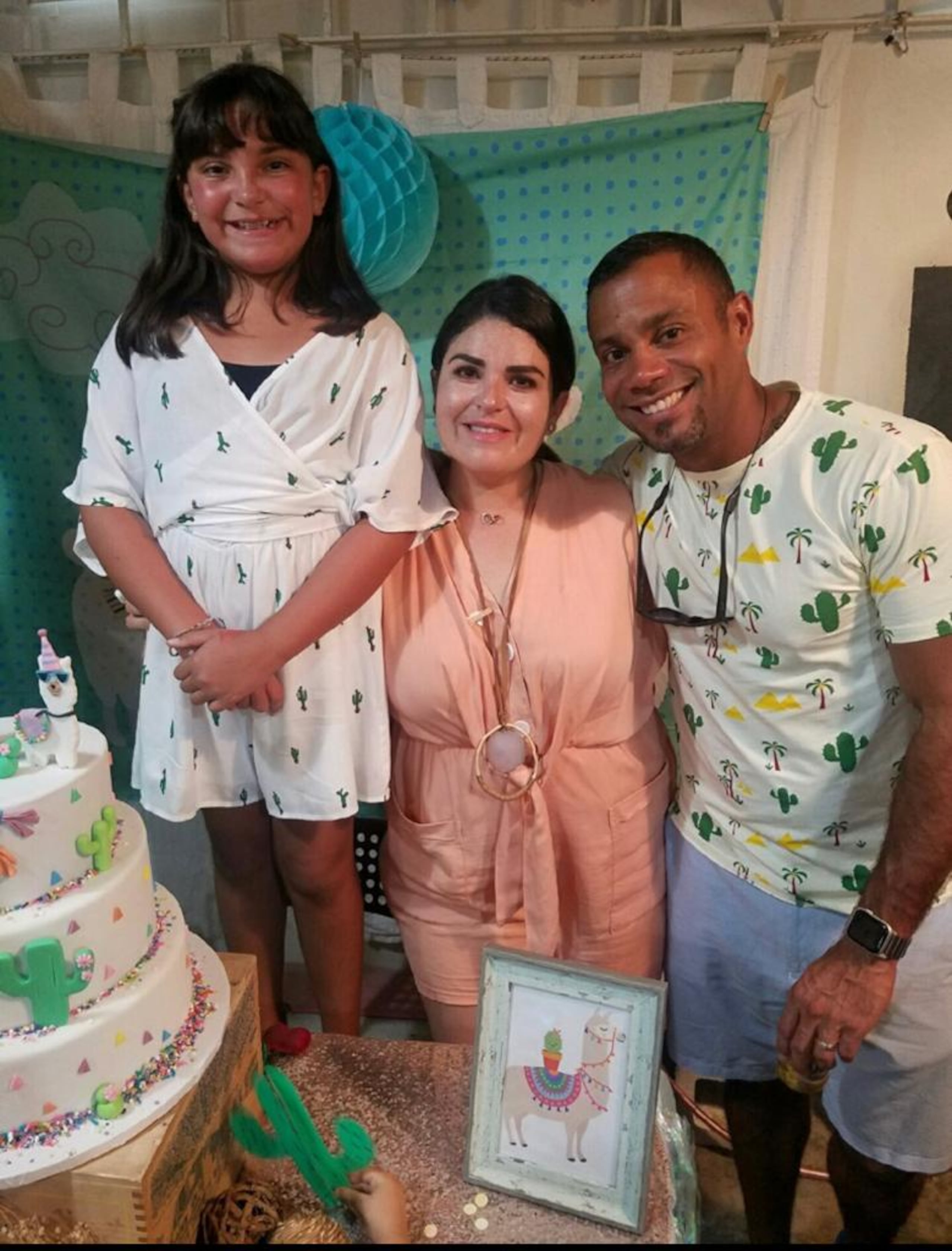 La pequeña Daniela junto a sus padres, Neyza y Luis González.