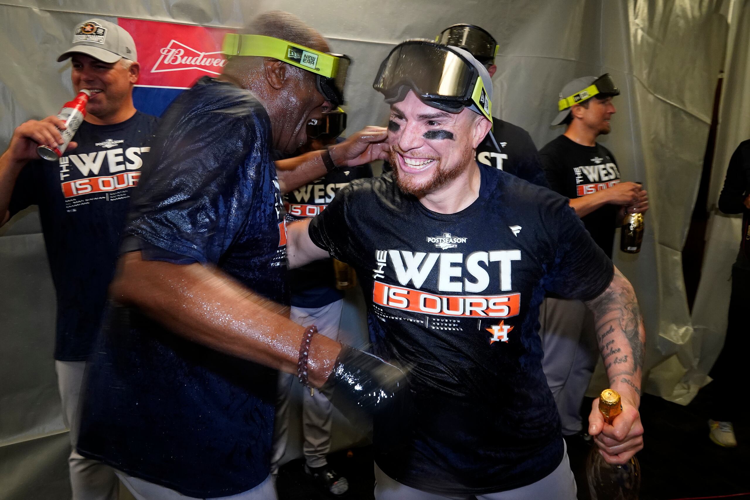 Christian Vázquez recibe un abrazo de parte del dirigente de los Astros de Houston, Dusty Baker, durante una celebración. Vázquez dijo que se sintió muy bien en el clubhouse de los Astros.