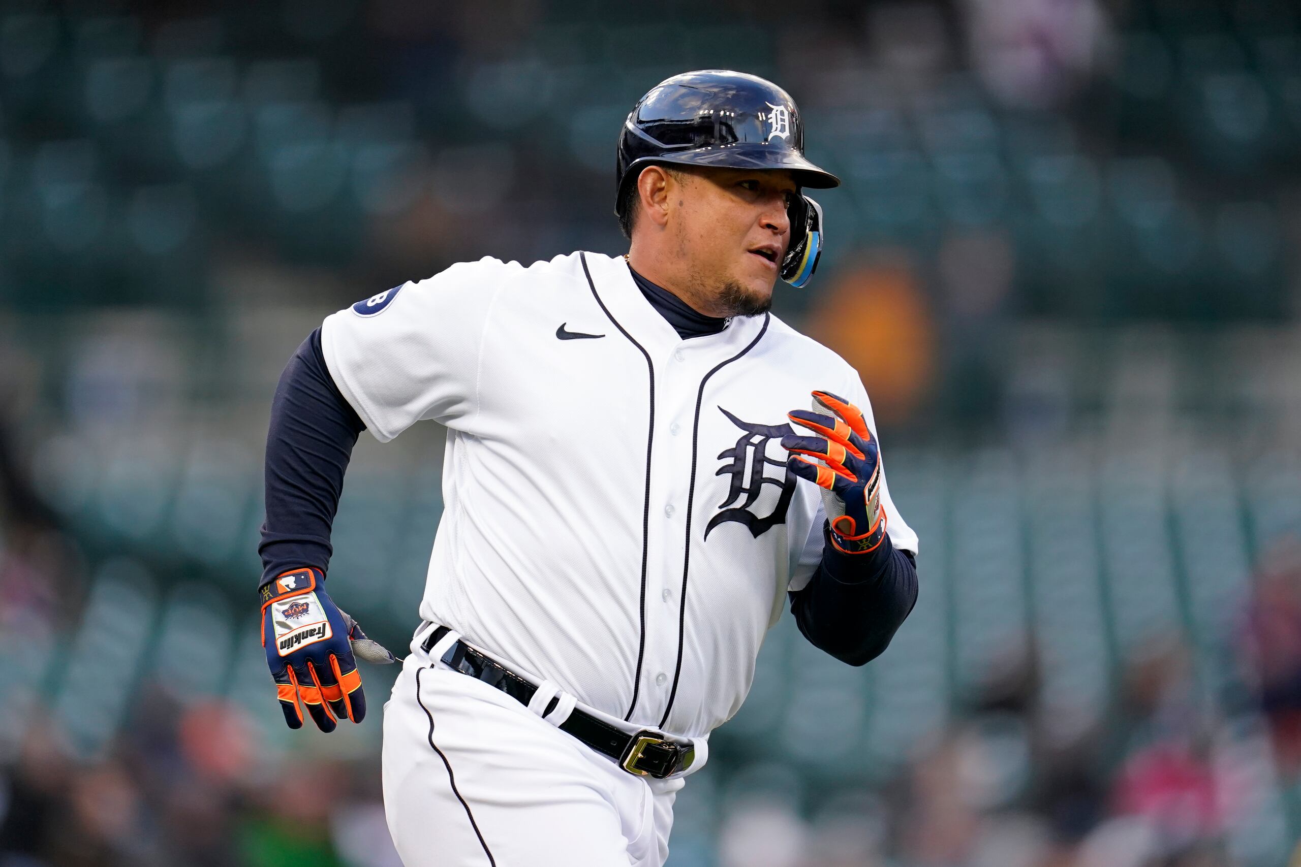 Cuando pegue el hit 3,000 de su carrera, Miguel Cabrera se convertirá en el primer venezolano en lograrlo y en el séptimo jugador en la historia del béisbol con 500 jonrones y 3,000 indiscutibles.