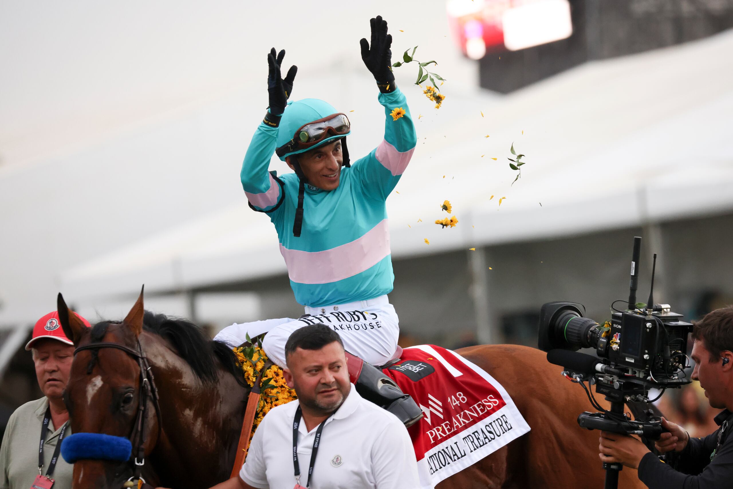 John Velázquez celebra su victoria sobre National Treasure en el Preakness del sábado.