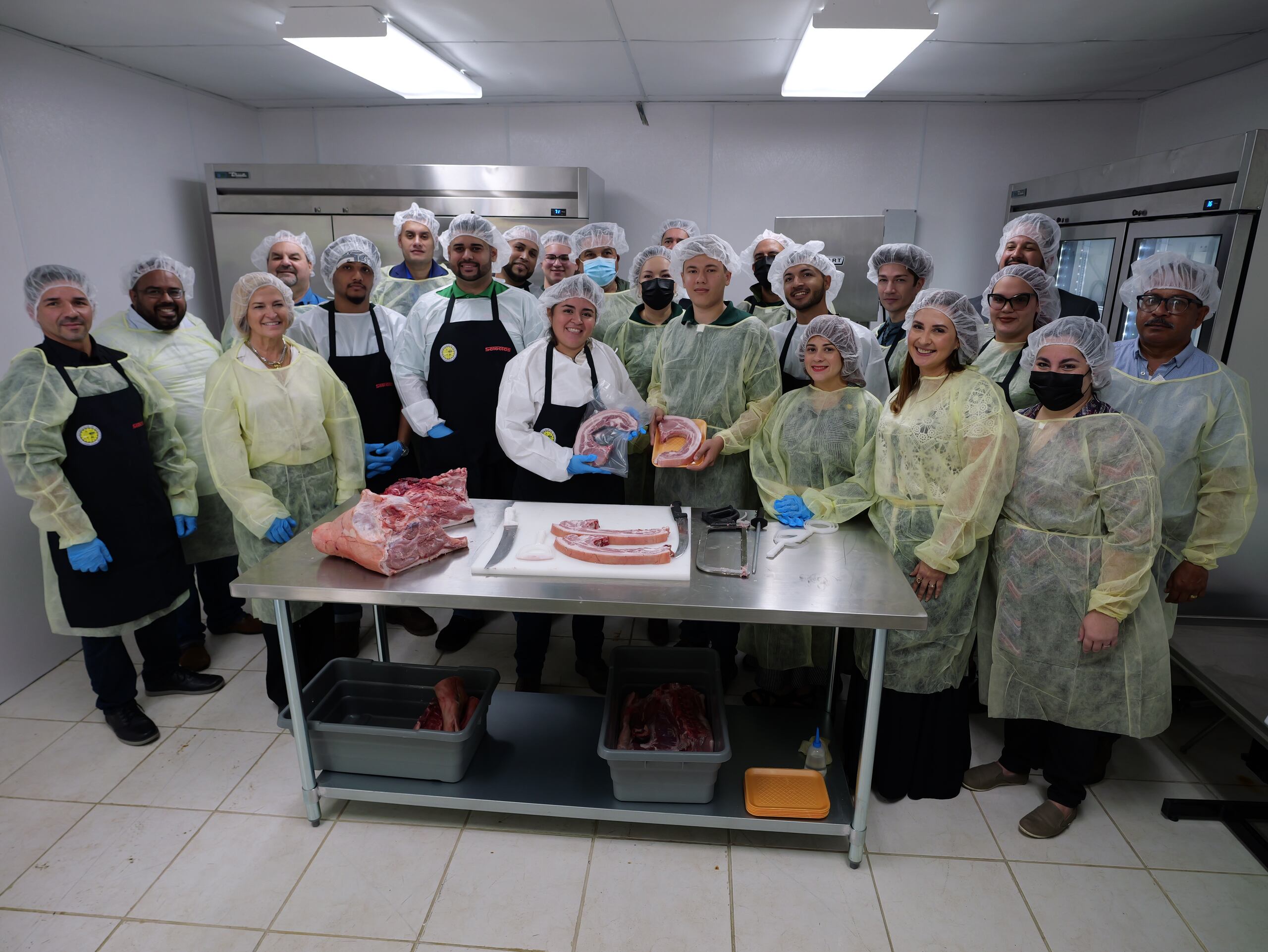 En colaboración con el Departamento de Educación, supermercados Selectos retomó la creación del Programa de Cortes y Confección de Carnes (tablajería).