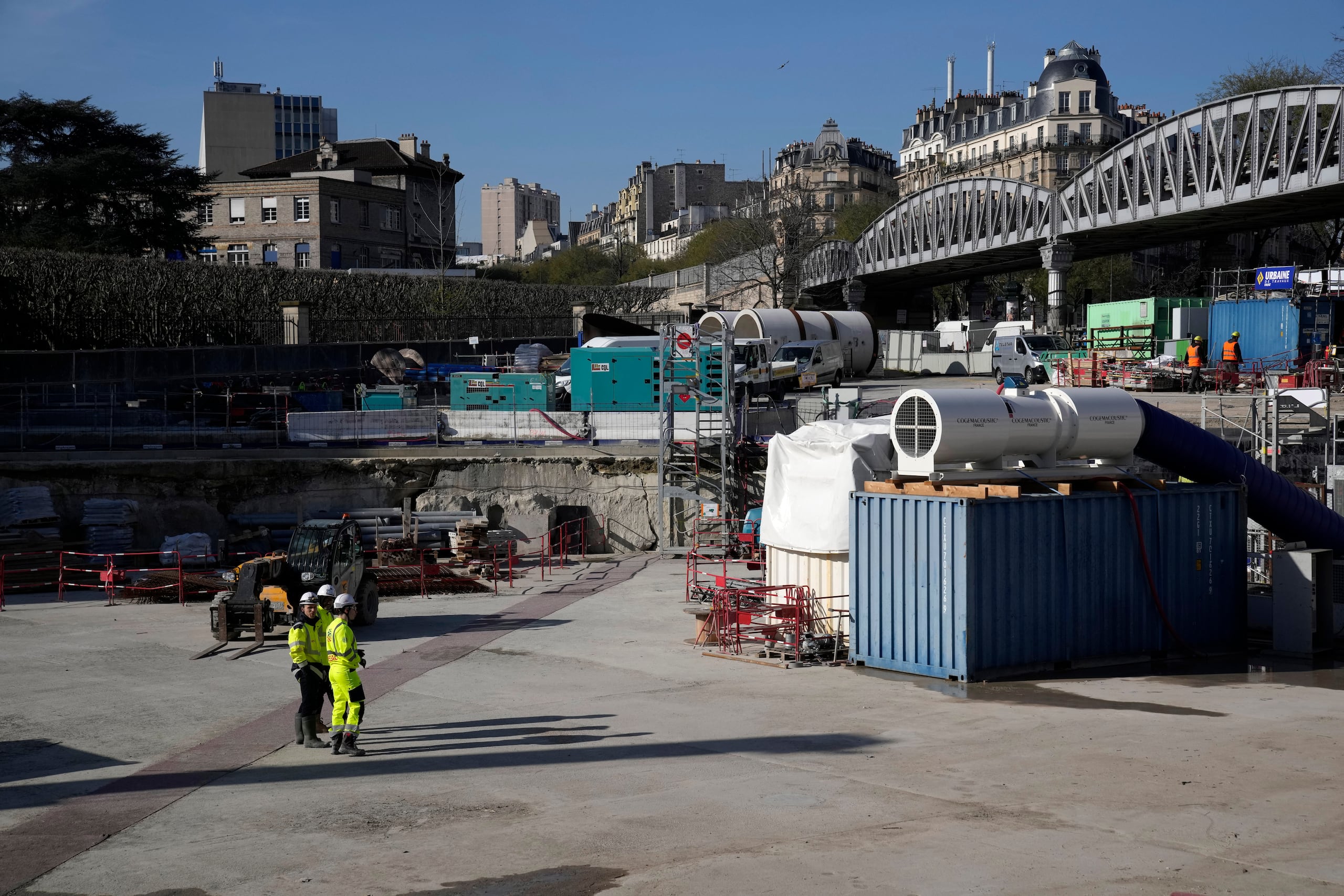 Trabajadores en el lugar donde se construye un yanque de tormentas para almacenar agua en París, el miércoles 5 de abril de 2023. Una costosa y compleja operación de limpieza está resucitando el Sena justo a tiempo para que tenga un papel protagonista en los Juegos de París de 2024 y más adelante pueda cumplir con su reputación de río más romántico del mundo, uno que de verdad sea apto para la gente. (AP Foto/Christophe Ena)