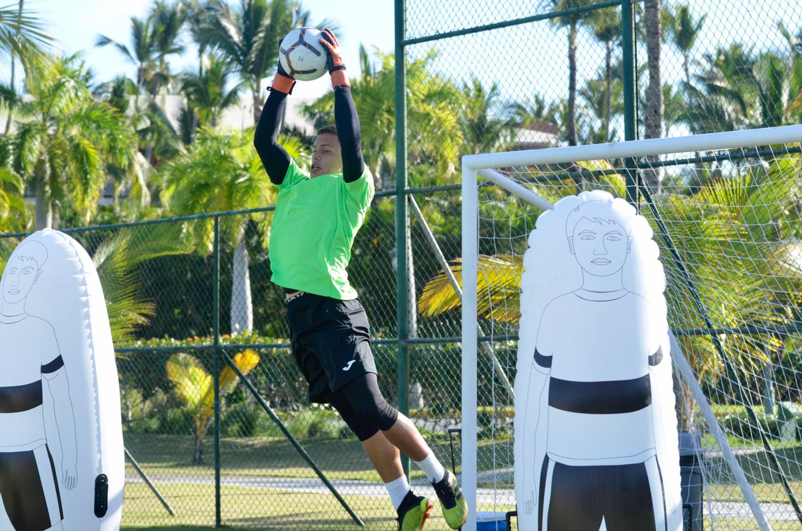 Ángel Molinari ha entrenado junto a los otros dos porteros del onceno: Cody Laurendi y Johan Rodríguez.