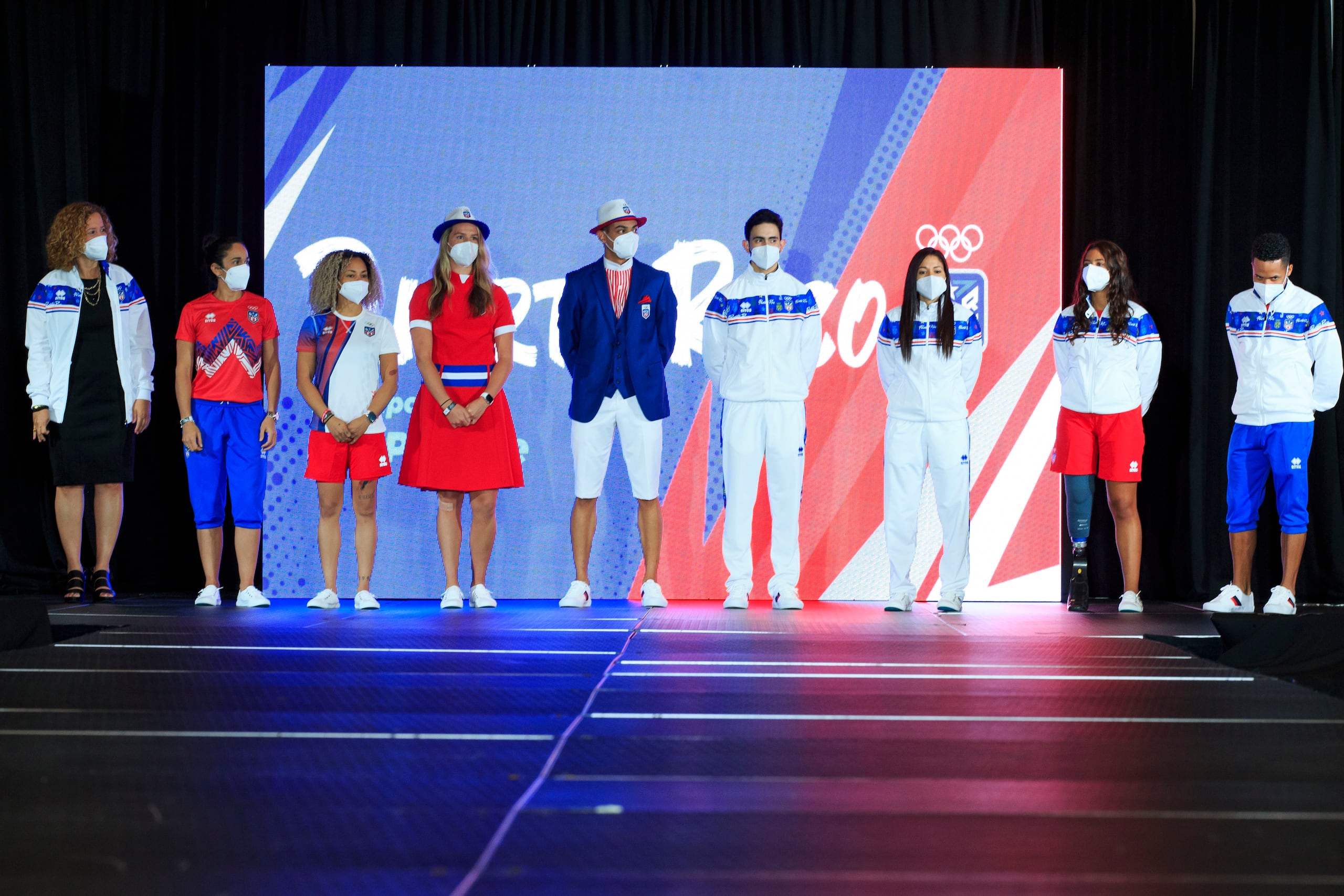 Sara Rosario (extrema izquierda), presidenta del Copur, hizo la presentación de las combinaciones del uniforme olímpico que llevará la delegación puertorriqueña a los juegos olímpicos.