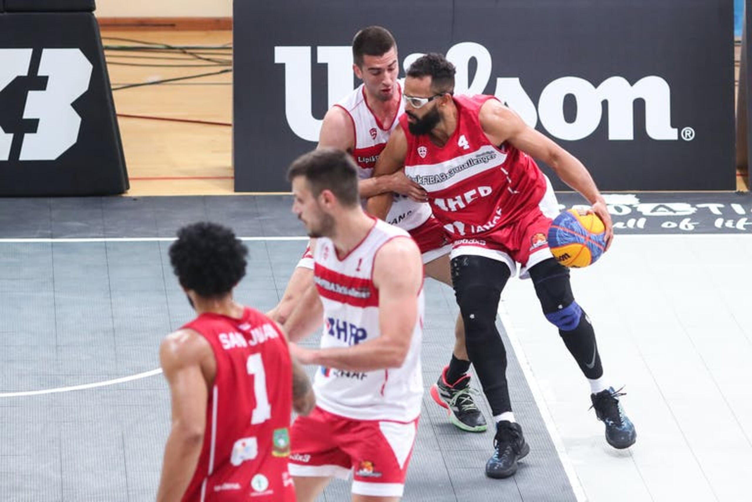 El boricua Gilberto Clavell, con el balón, y el Equipo Nacional 3x3 de Puerto Rico debuta este martes en la Copa Mundial.