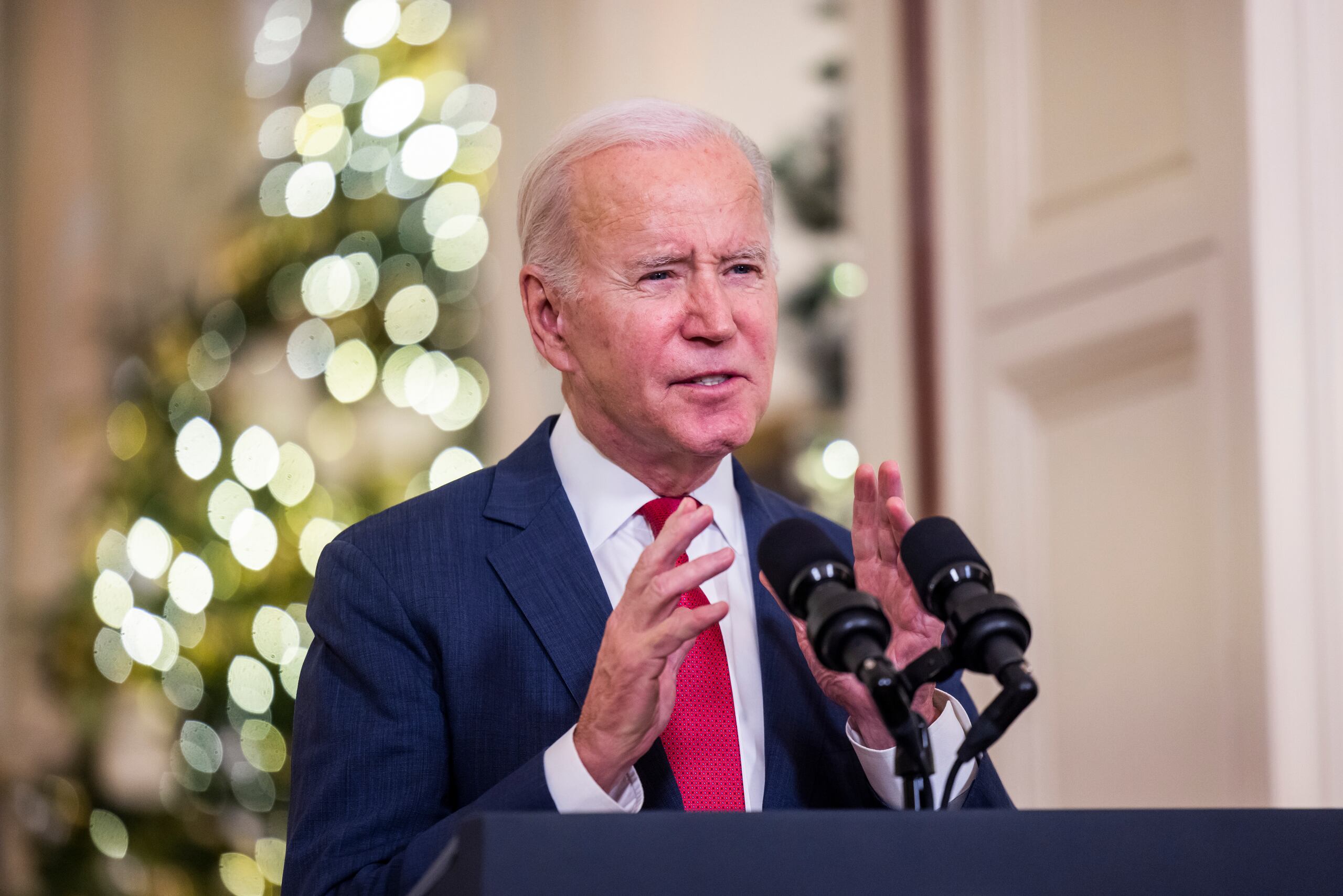 El presidente de los Estados Unidos, Joe Biden, pronuncia un discurso navideño desde la Casa Blanca en Washington.