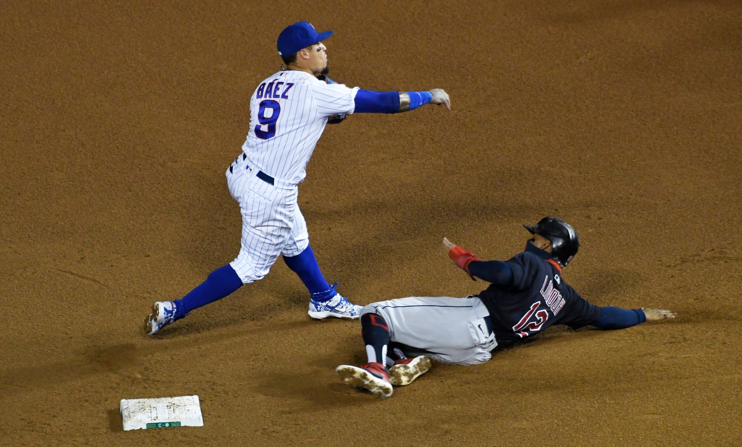 Javier Báez y Francisco Lindor, ambos en esta foto, tuvieron años difíciles en términos de promedio, pero cumplieron brindando estadísticas de poder. De hecho, los bajos promedios fueron norma entre la mayoría de los peloteros este año. 