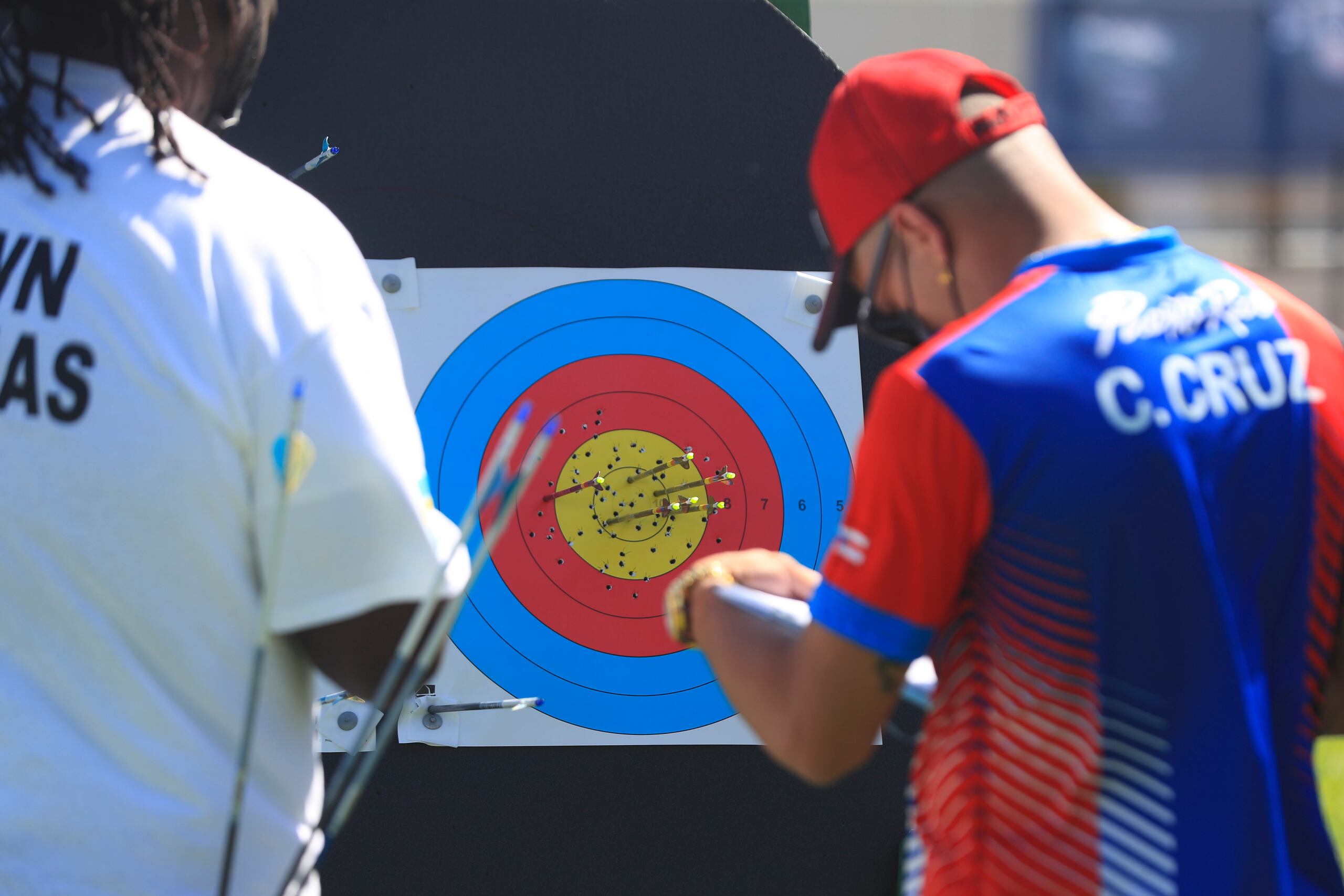 Esta imagen muestra a Christian Cruz observando a lo lejos una paca impactada por flechas.
