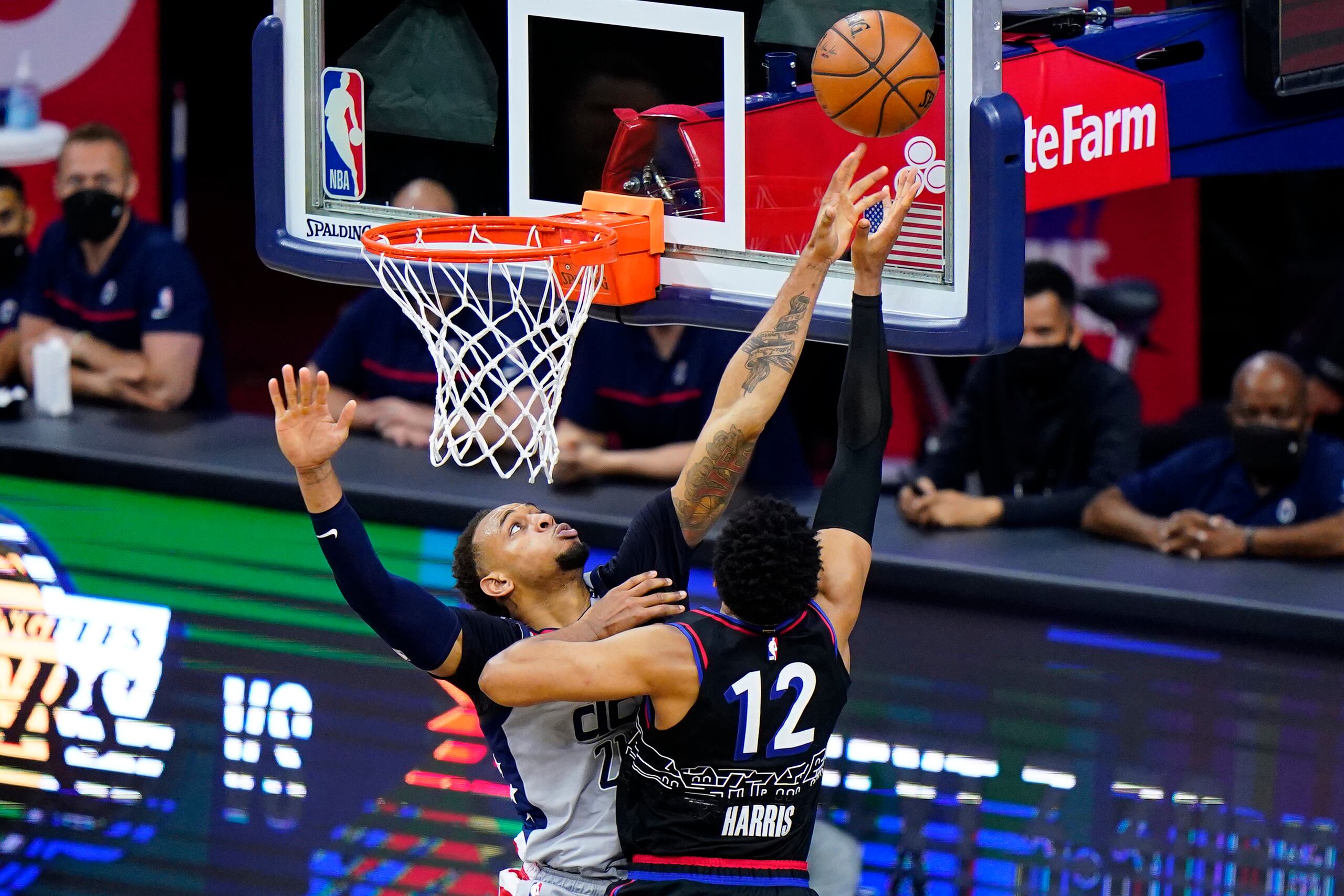 Tobias Harris (12), de los Sixers, realiza un alto intento contra la defensa de Daniel Gafford, de los WIzards, durante el choque del domingo.