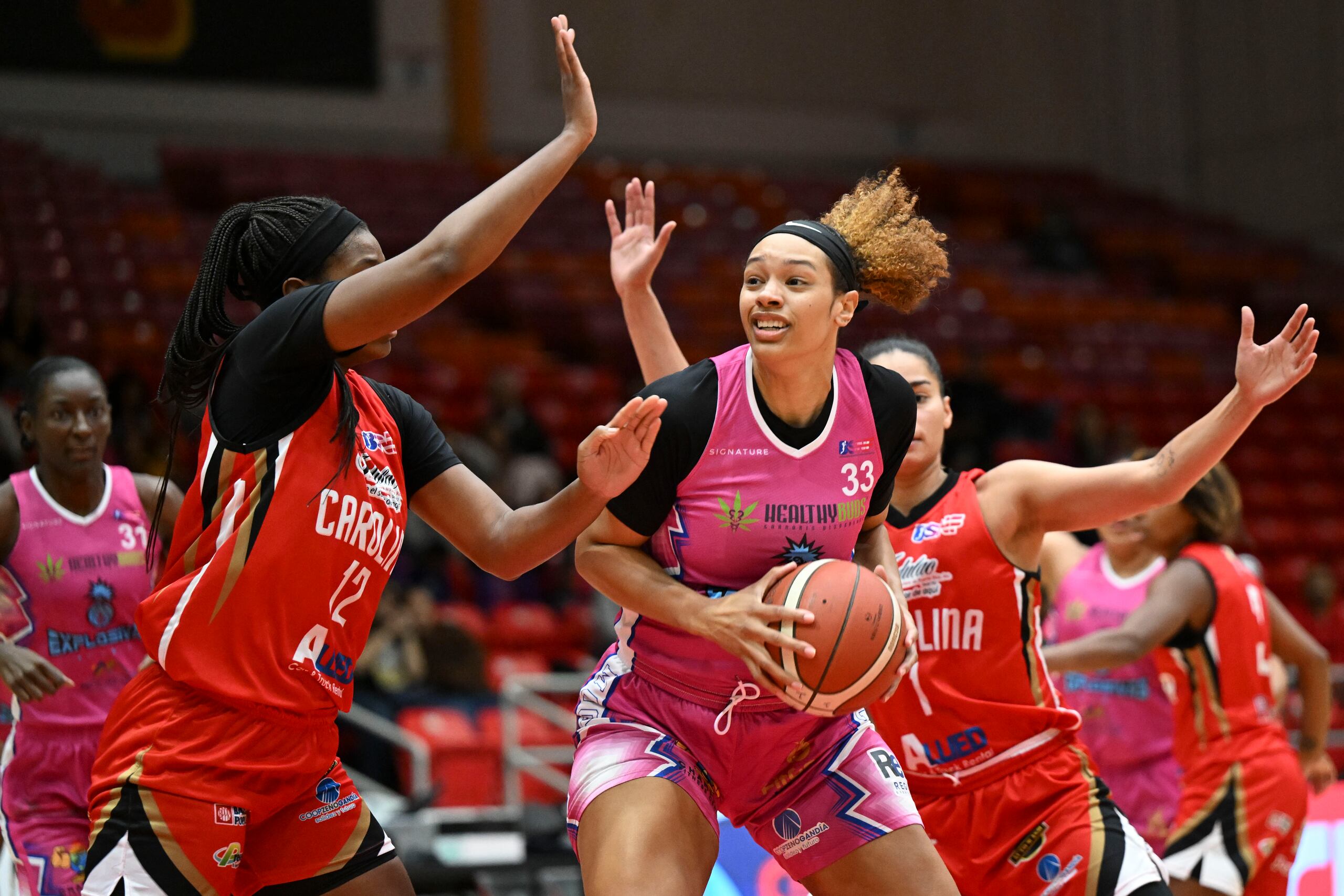 Partido de serie final de Baloncesto Superior Nacional Femenino (BSNF) entre las Gigantes de Carolina y las Explosivas de Moca, llevado a cabo en la cancha Guillermo Angulo de Carolina. En el centro, Alexis Jennings de Moca.