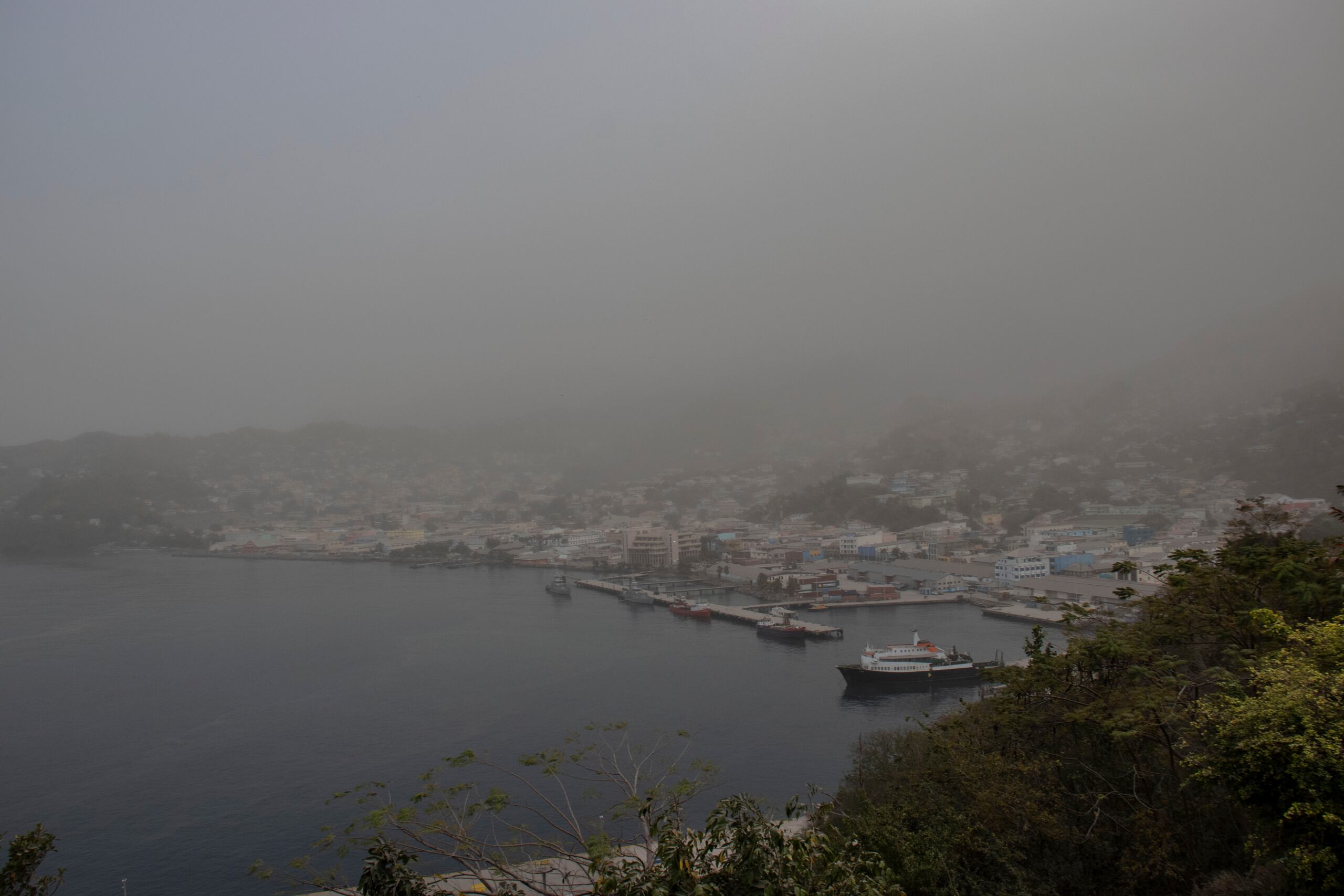 El Gobierno de San Vicente y las Granadinas rebajó el pasado día 6 el nivel de alerta rojo a anaranjado, el tercero de mayor escala, para el volcán La Soufriere, activo desde el 9 de abril pasado.