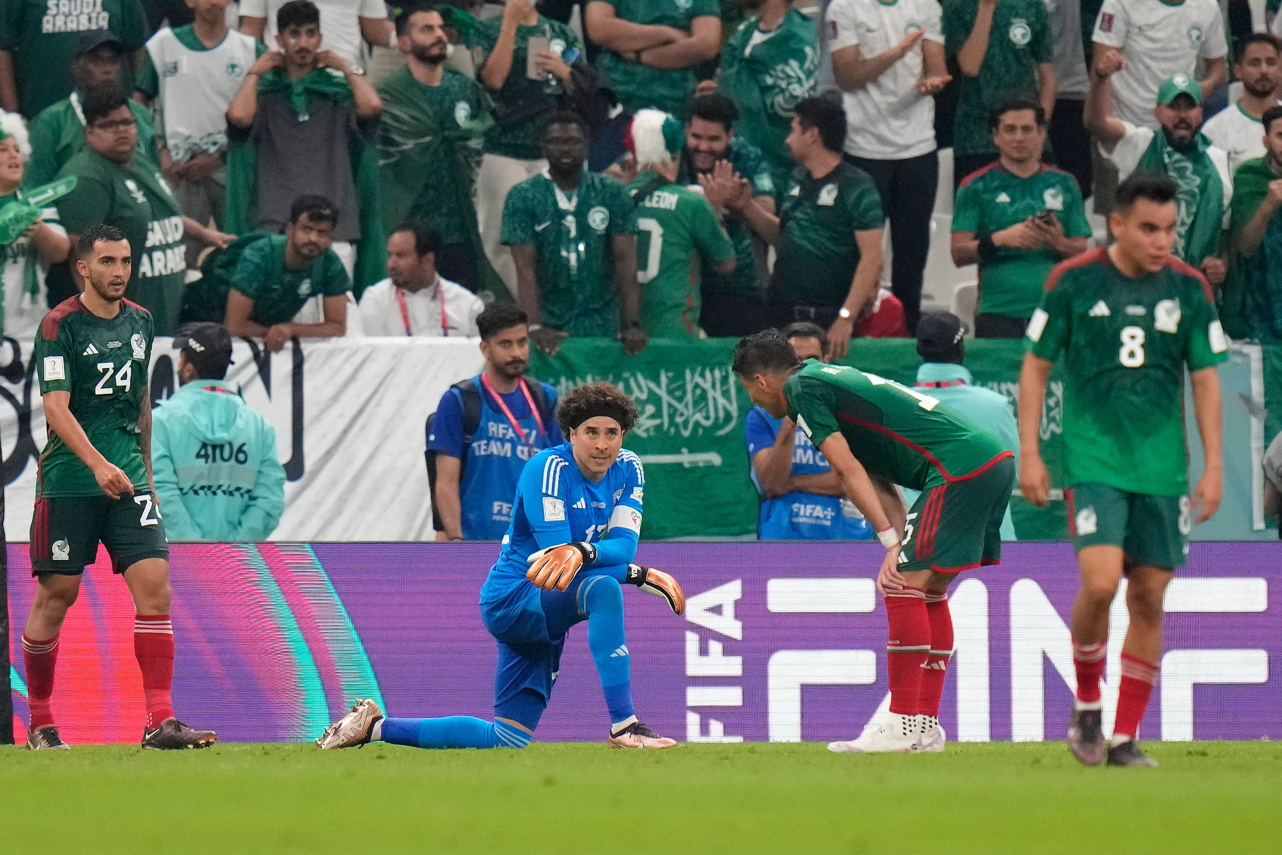 Memo Ochoa reacciona con decepción luego que no pudo contener un gol de Arabia Saudí en los minutos finales del partido.