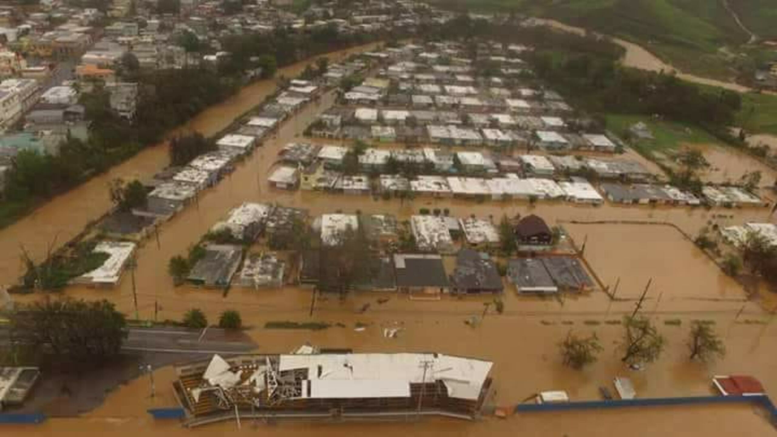 Tras el paso del huracán María, el río Luchetti en Yauco inundó la urbanización del mismo nombre, lo que la torna inhabitable.