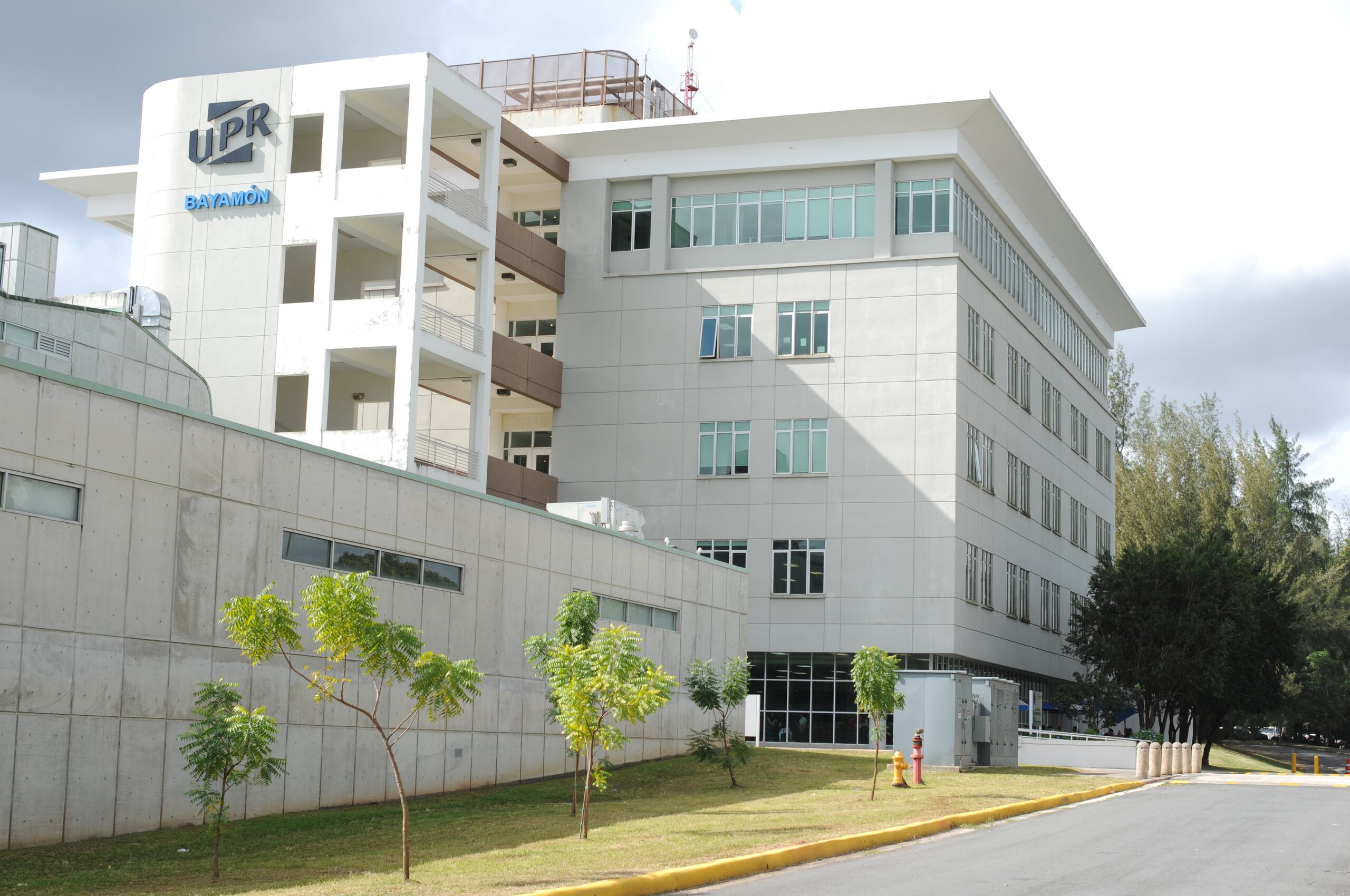 Con este acuerdo para impulsar la enseñanza bajo "desing thinking", los estudiantes escolares podrán visitar la UPR en Bayamón e intercambiar sus intereses educativos.