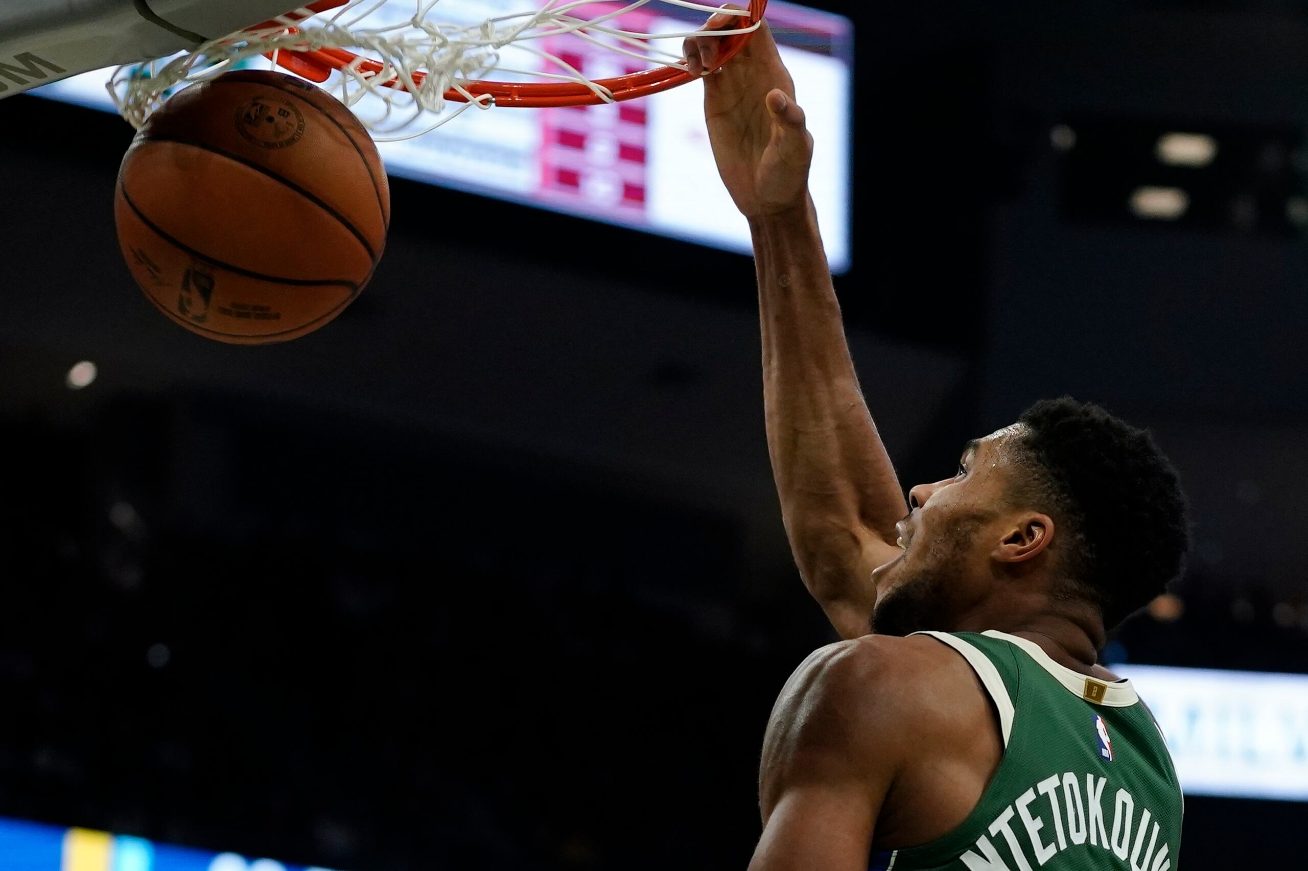 Giannis Antetokounmpo, de los Bucks de Milwaukee, donquea para marcar dos de sus 40 puntos del sábado ante Houston.