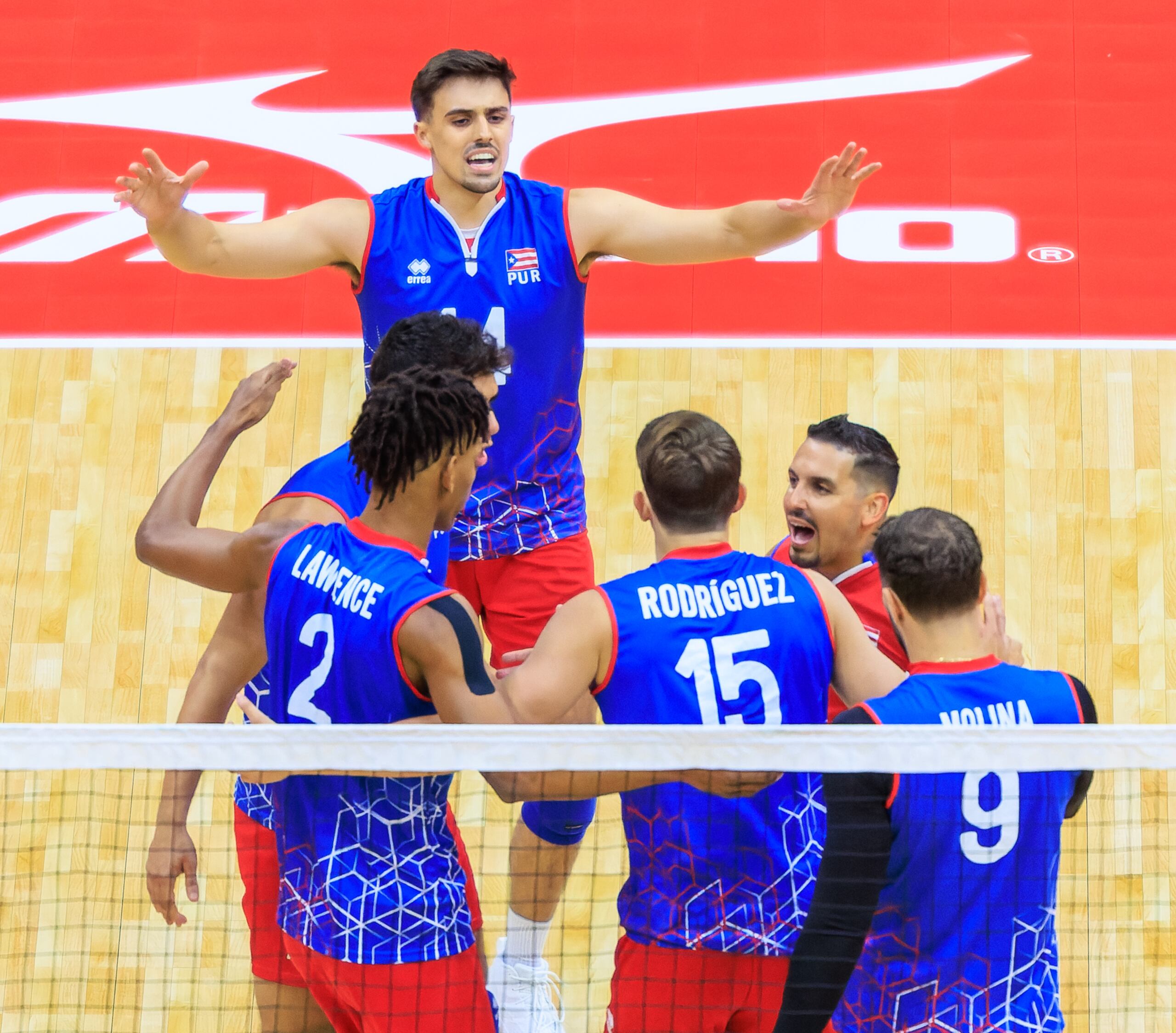 El sexteto nacional de Puerto RIco celebra un punto durante su victoria del martes sobre Brasil en la XV Copa Panamericana de Voleibol en Gatineau, Canadá.