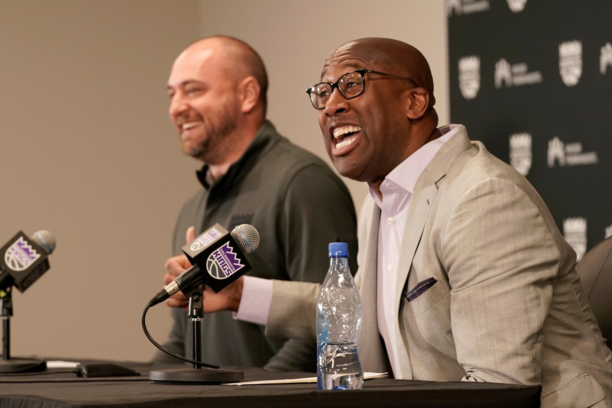 Mike Brown, el nuevo dirigente de los Kings, responde a una pregunta de la prensa durante su presentación como nuevo entrenador de Sacramento. Junto a él en la foto, Monte McNair, gerente general del equipo.