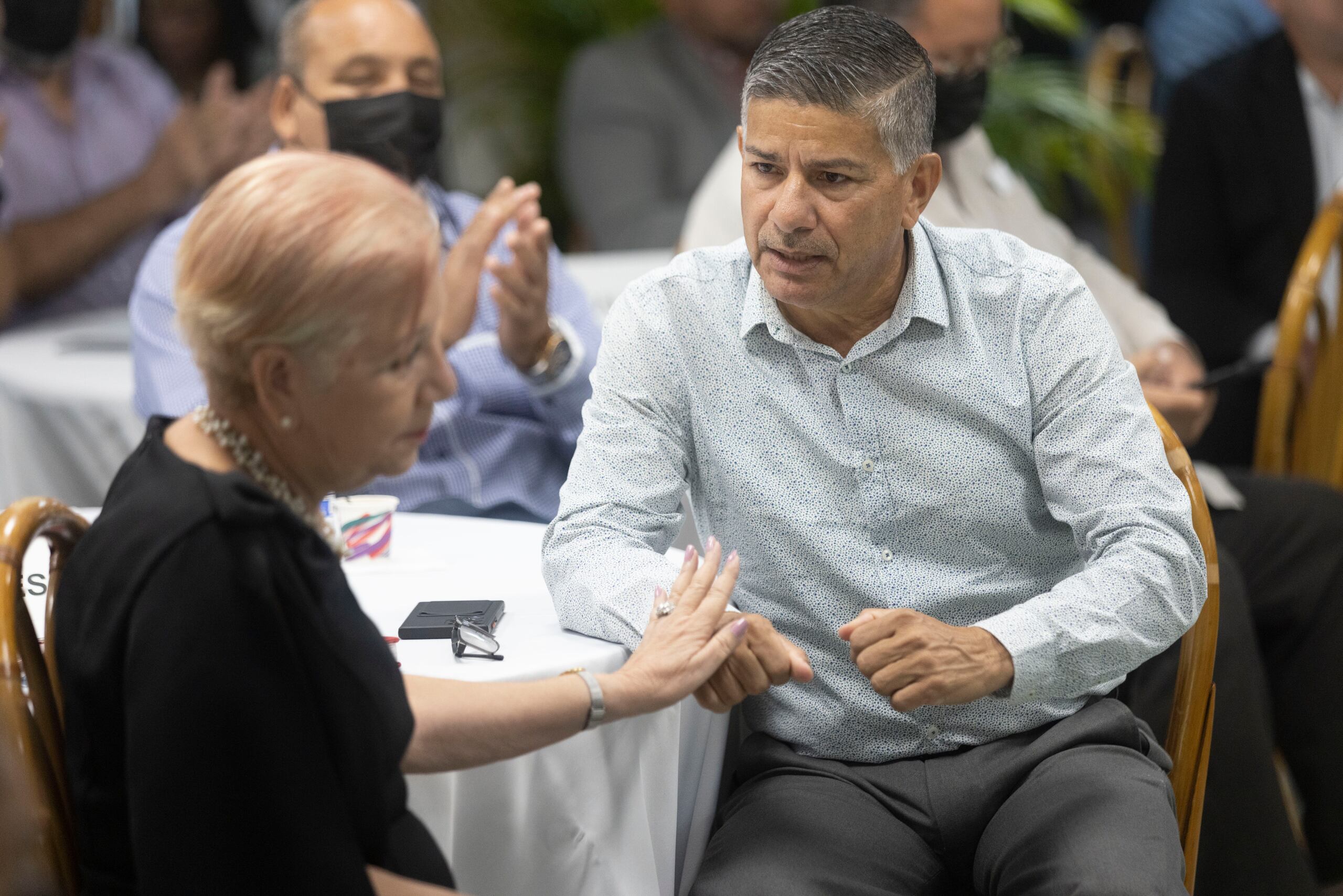 La alcaldesa de Loíza, Julia Nazario, en la foto junto a su homólogo de Yabucoa, Rafael "Rafy" Surillo, expresó su malestar con la situación.

  
Foto Xavier Araujo | 2022 xavier.araujo@gfrmedia.com