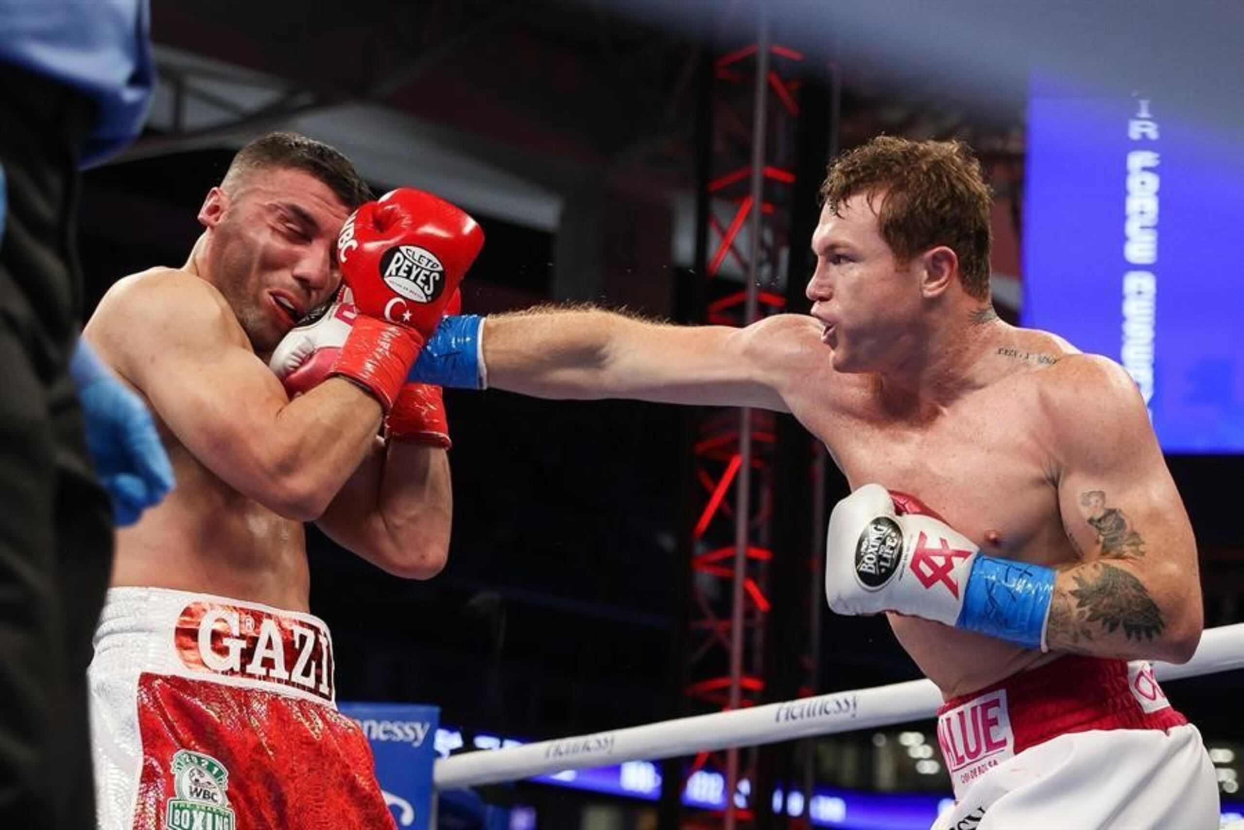 Canelo Alvarez pega una recta al rostro del retador Yildirim en la pelea estelar de la cartelera celebrada en el Hard Rock Stadium.