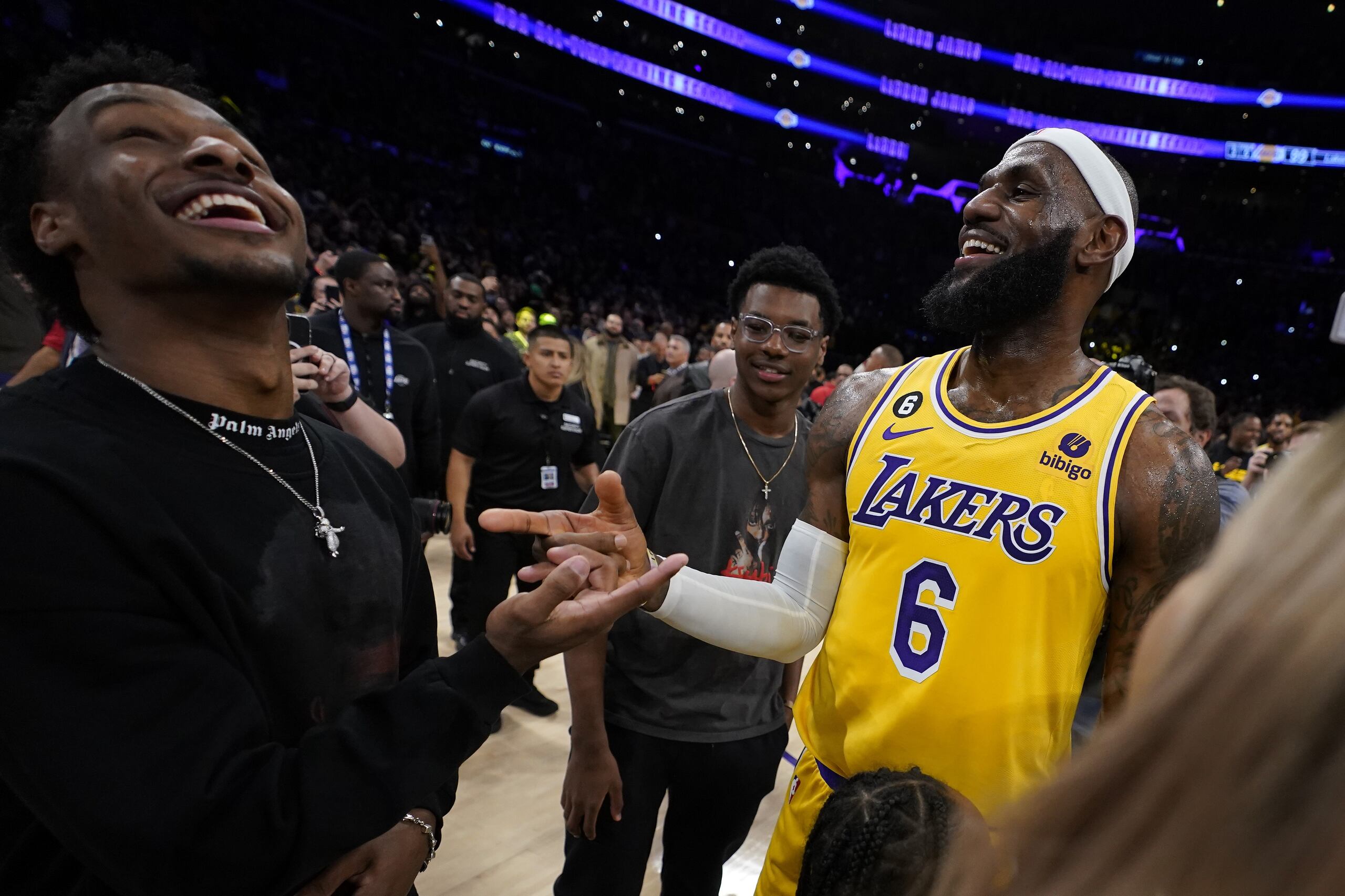 LeBron celebra la gesta con sus hijo Bronnie (izquierda) y Bryce Maximus.