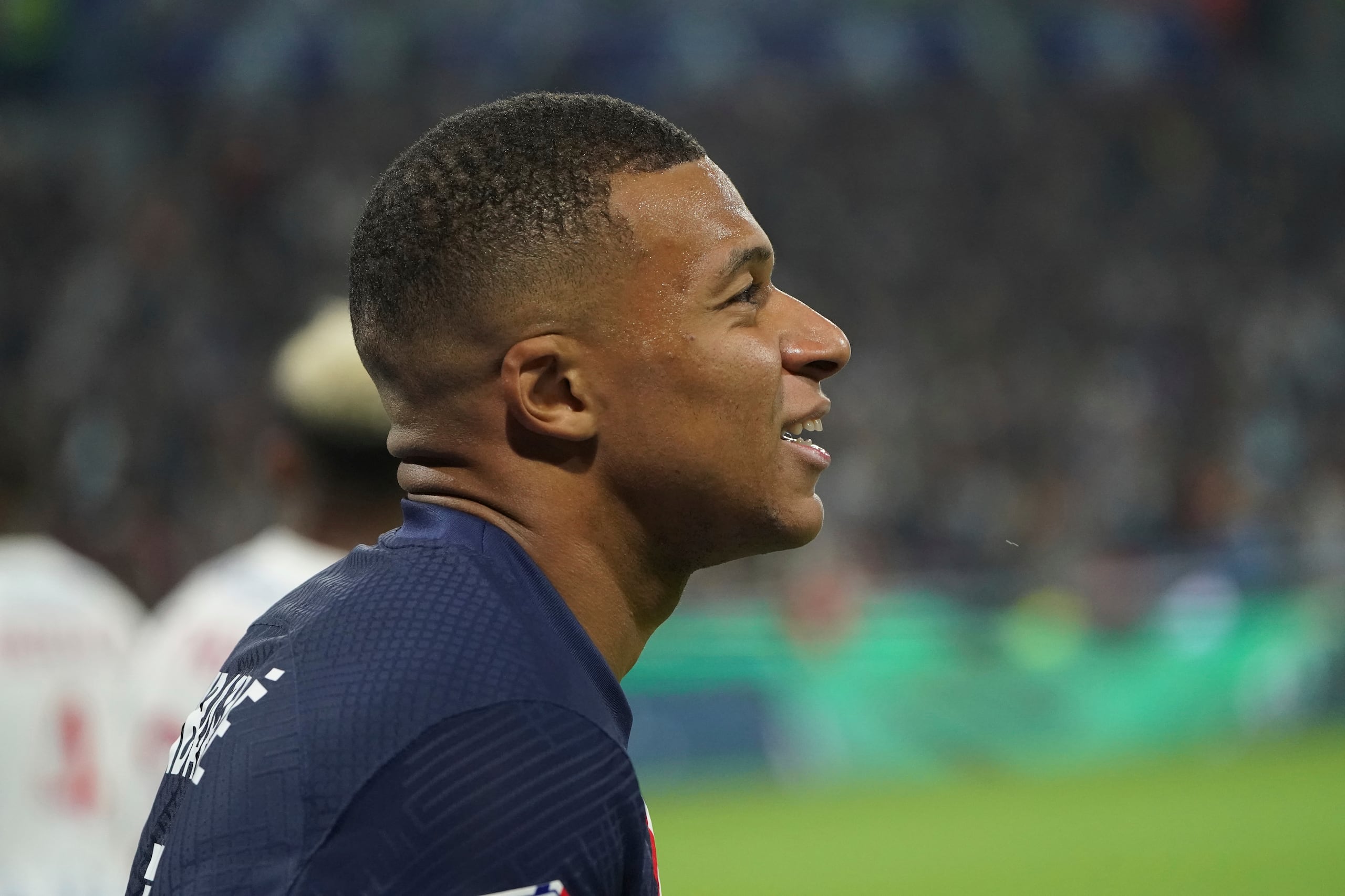 Kylian Mbappé del París Saint-Germain durante el partido contra Lyon en la liga francesa, el 18 de septiembre de 2022. (AP Foto/Laurent Cipriani)