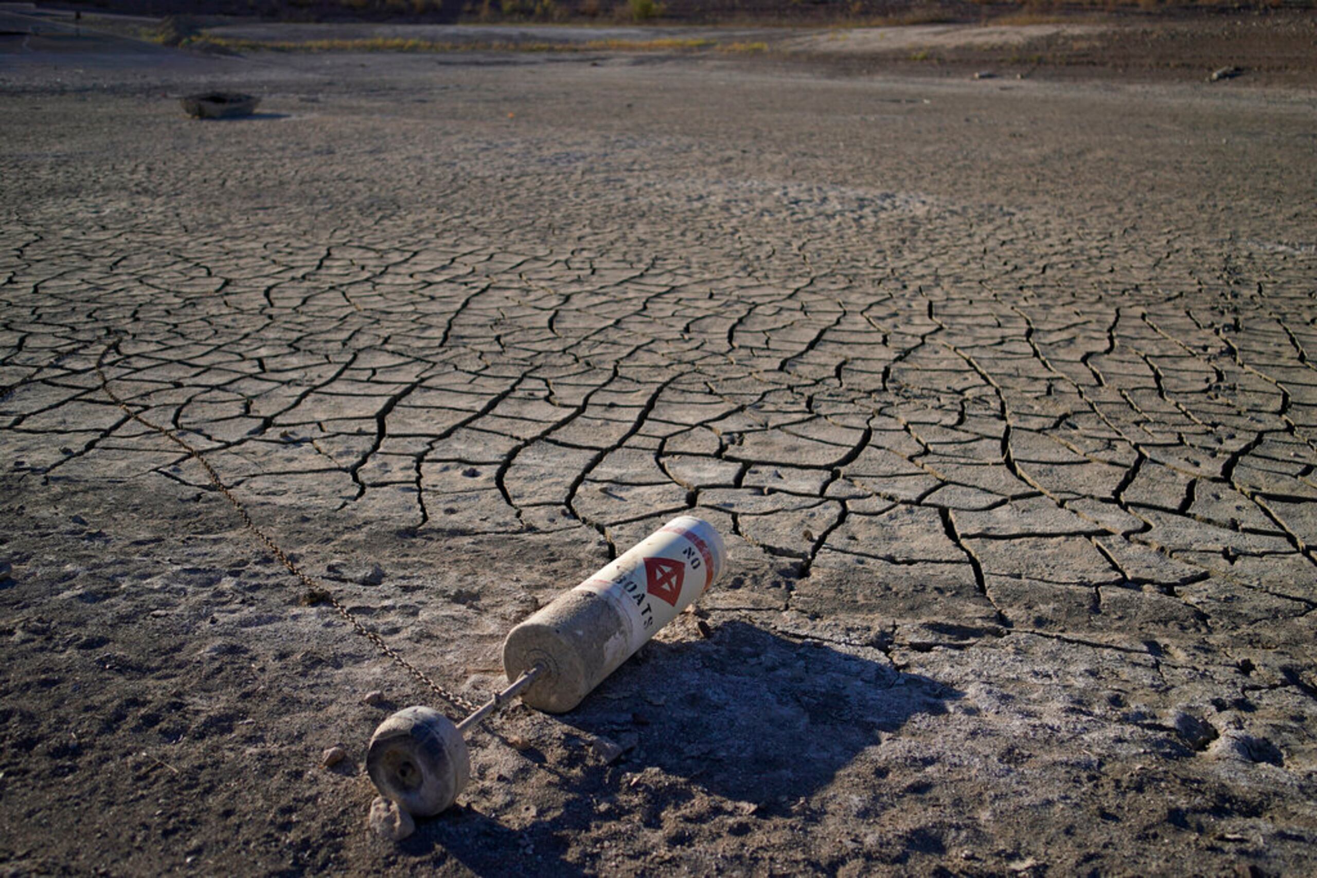 Una boya yace sobre tierra agrietada a cientos de pies de lo que ahora es la costa del lago Mead, el 9 de mayo de 2022.