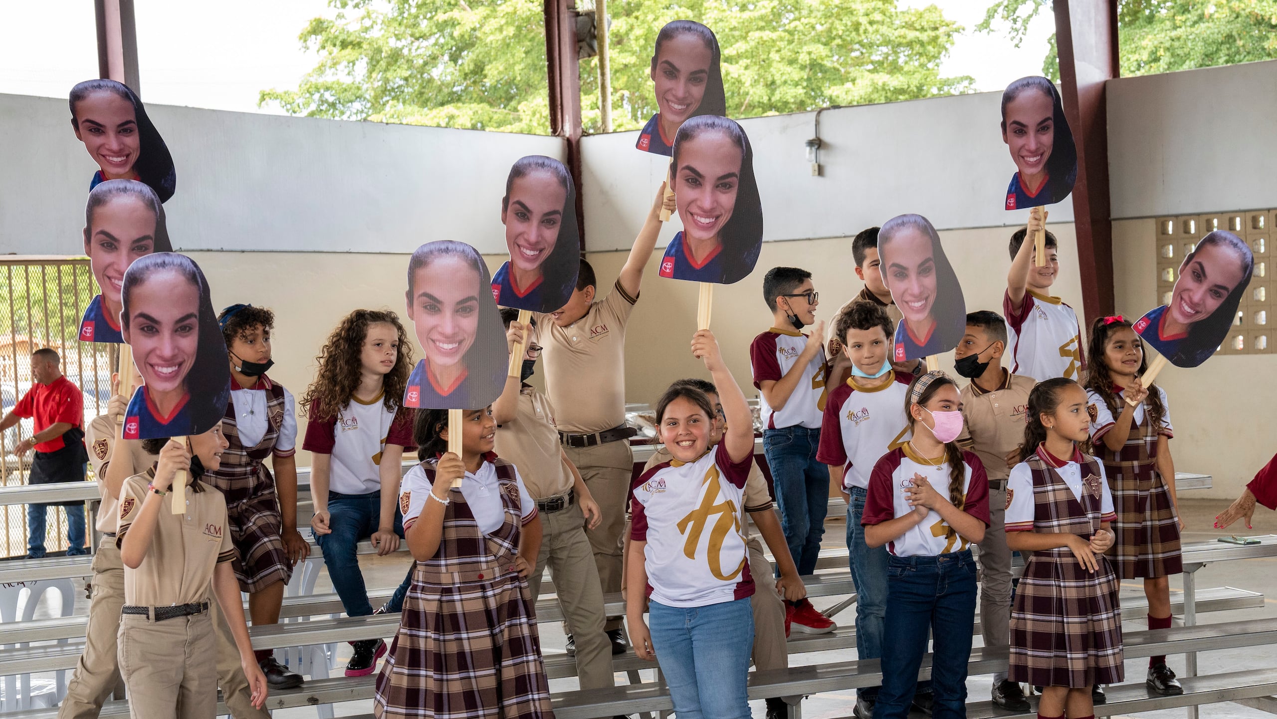 Estudiantes del colegio Cristo de los Milagros fueron testigos de reconocimiento, y aplaudieron a la exjugadora.