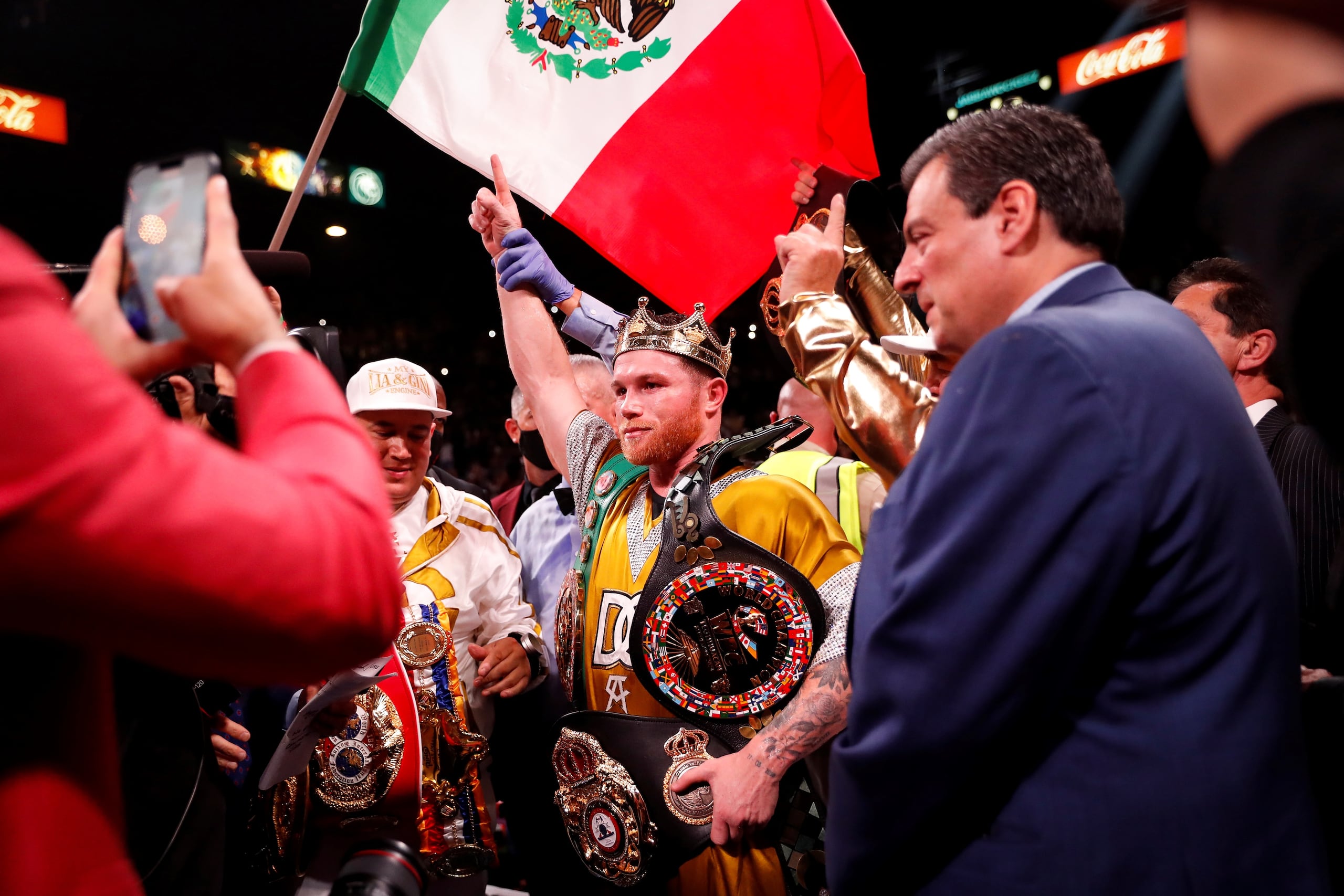 Álvarez, de 31 años, que dejó su marca en 57-1-2, 39 nocáuts, tiene ahora en su poder los títulos del Consejo Mundial de Boxeo (CMB), de la Asociación Mundial (AMB), de la Organización Mundial (OMB) y el de la Federación Internacional (FIB), que estaba en poder de Plant y que coloca su estadística en 21-1, 12 triunfos logrados por la vía rápida. EFE/EPA/Caroline Brehman