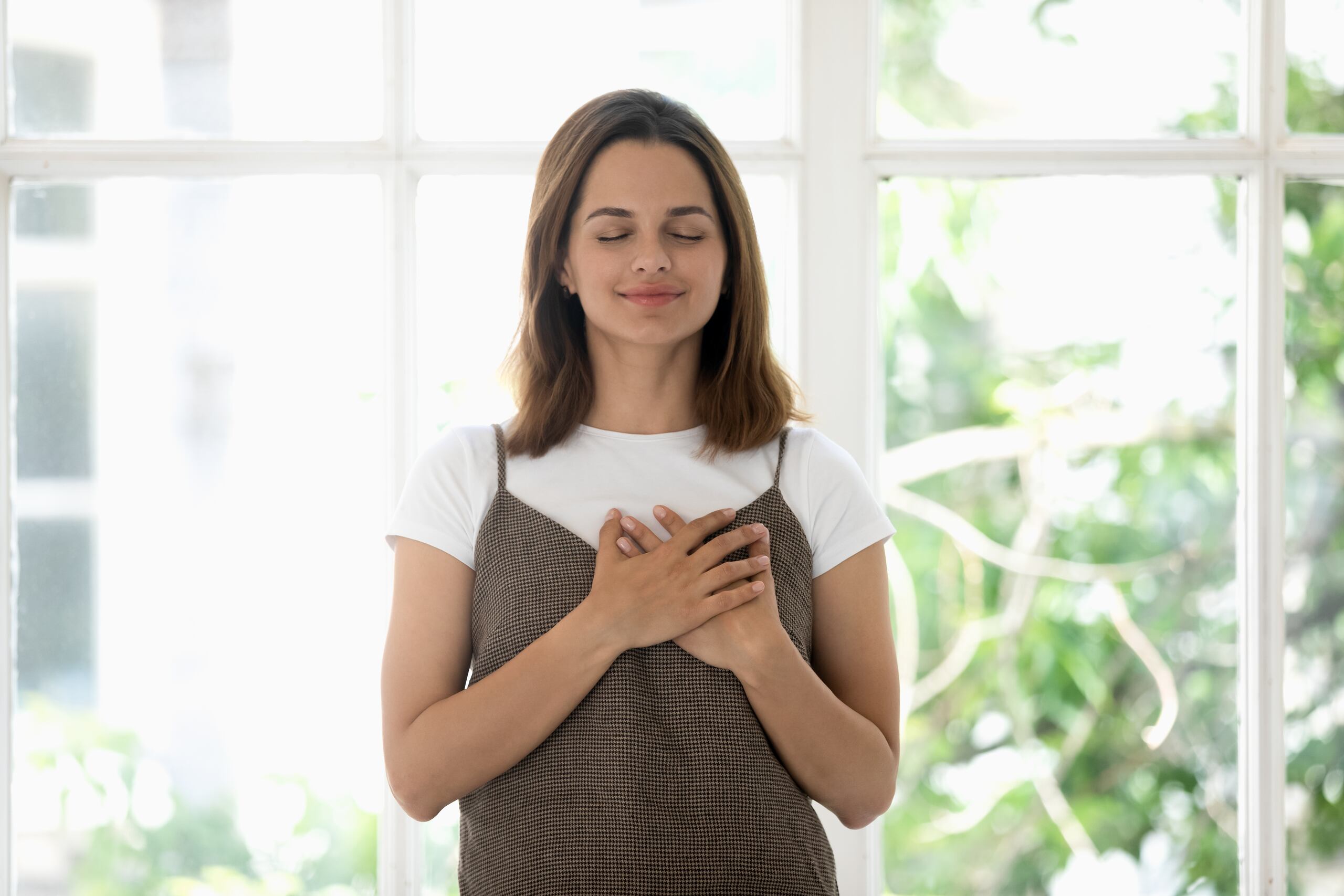 La meditación y la respiración profunda te ayudan a centrar tu cuerpo y a bajar tu ritmo cardíaco, así como la presión arterial.