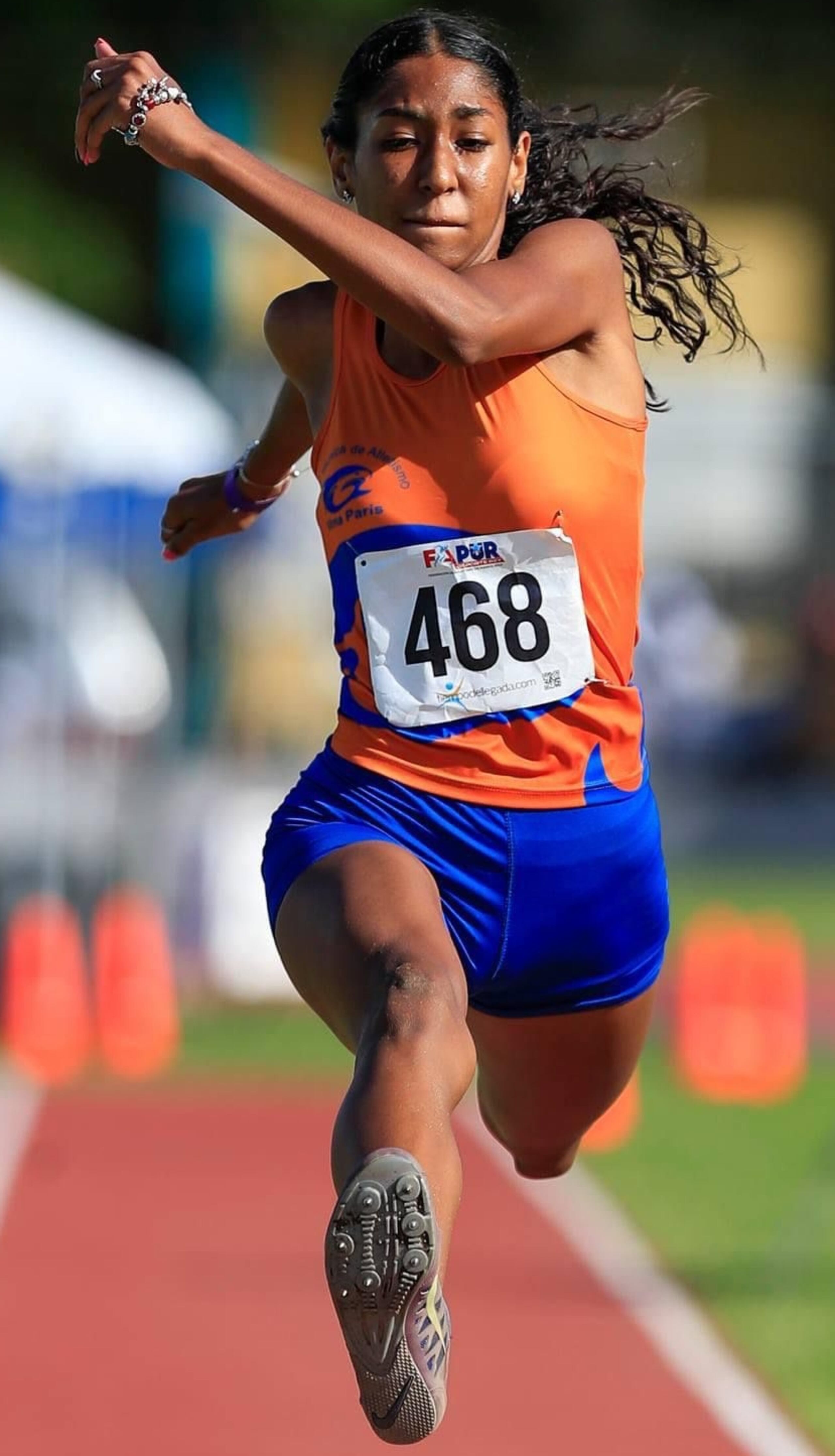 La aguadeña Norián Ayala Velázquez estableció en junio una marca nacional en el triple salto femenino. Aunque aún cursa el duodécimo grado de escuela superior, ya tiene ofertas de beca de dos universidades y es parte del Programa de Alto Rendimiento del DRD.