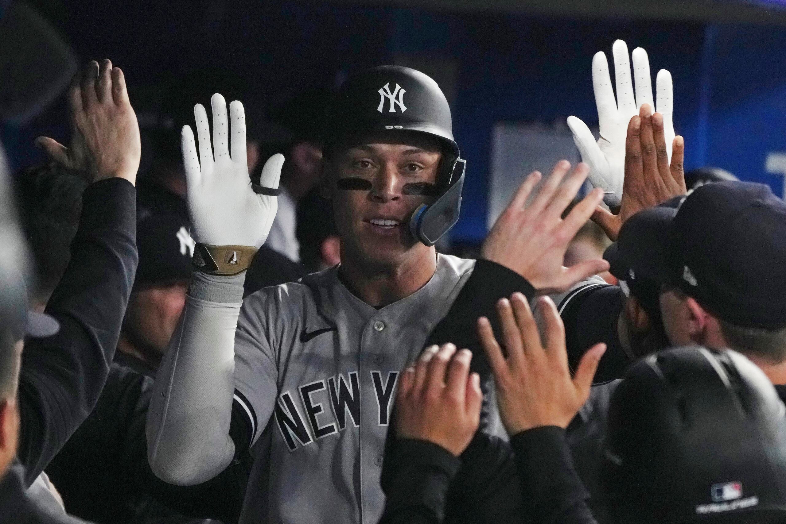 Aaron Judge, de los Yankees de Nueva York, es felicitado por su jonrón de dos carreras ante los Blue Jays de Toronto el martes.