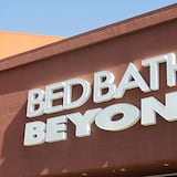 Bed Bath & Beyond vende acciones y cierra tiendas para evitar la quiebra 