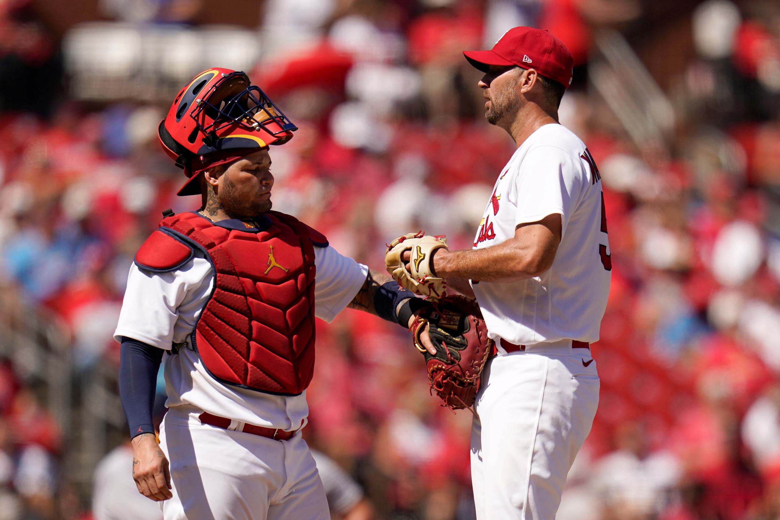 Yadier Molina y el lanzador Adam Wainwright han estado juntos durante 17 años en San Luis.