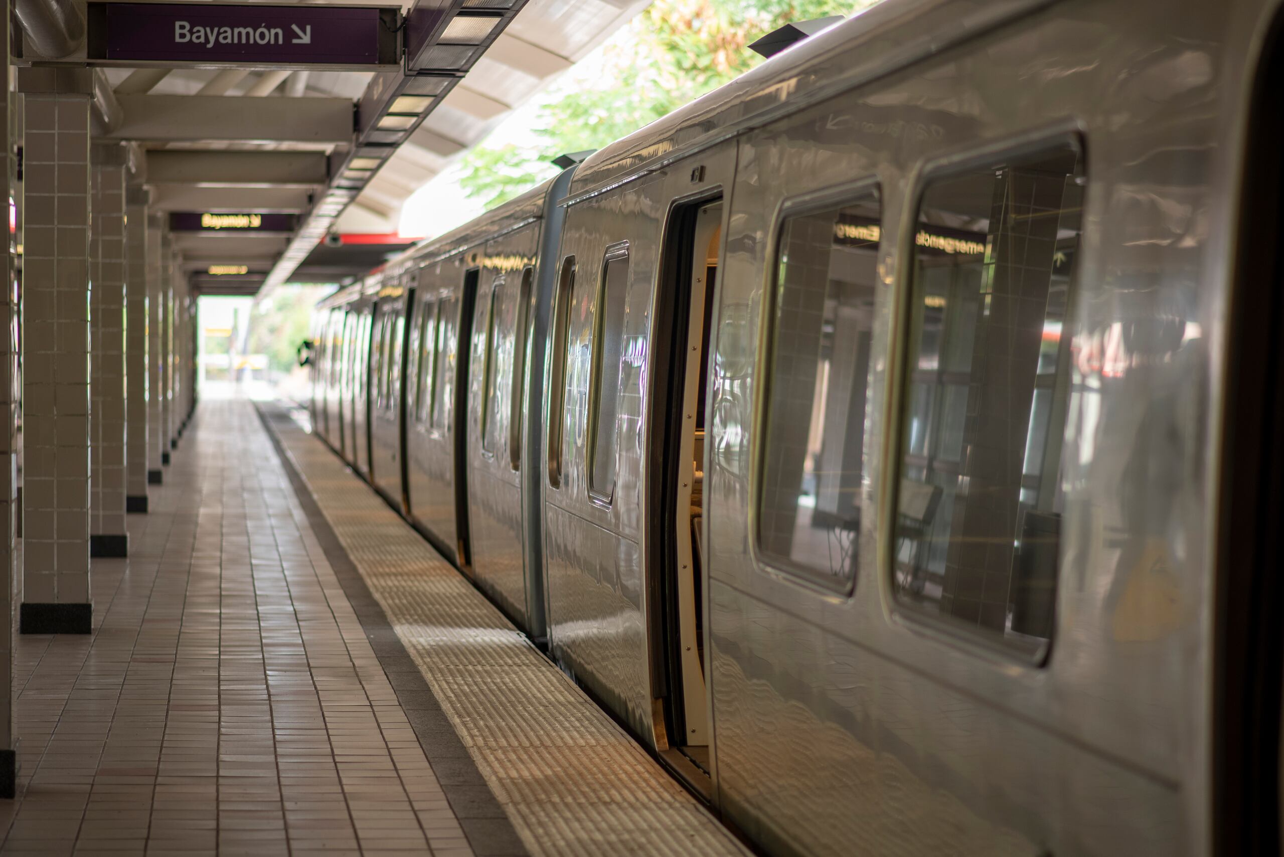 Se informó que los pasajeros que tomen el Tren Urbano deben utilizar mascarillas.