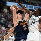 Nets derrotan a Nuggets, a pesar de triple doble de Jokic