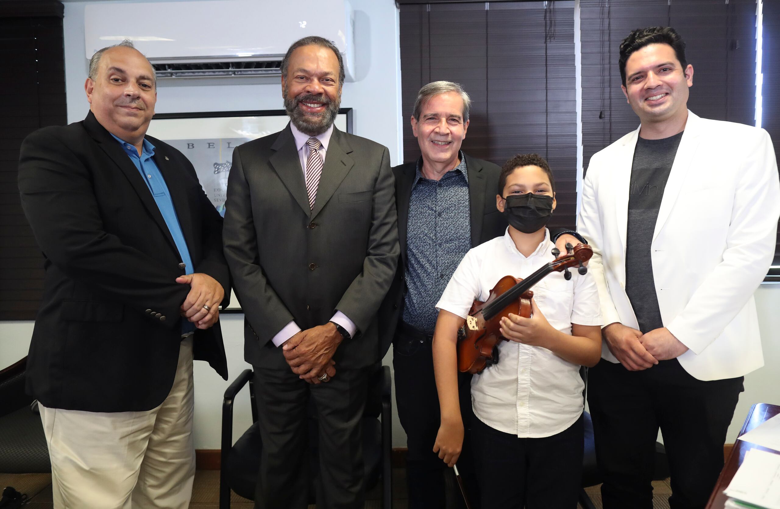 Relanzamiento de la emisora Allegro 91.3 FM: el profesor Rafael Enrique Irizarry; el compositor Cucco Peña; el presidente de WIPR, Eric Delgado; Santiago Peña, nieto de Cucco; y Alejandro Márquez, actor y cantante.