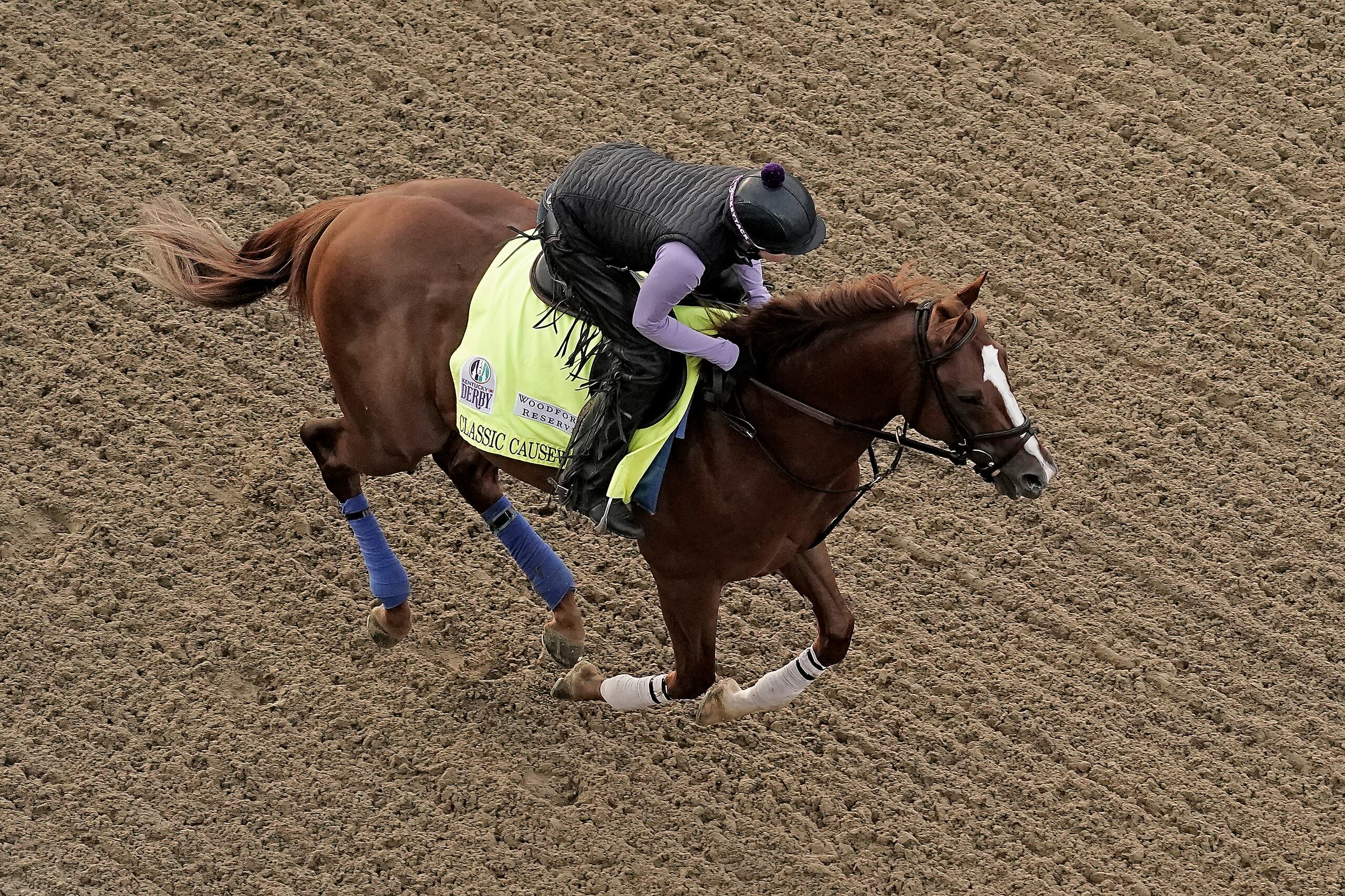 Classic Causeway, quien participará en el Kentucky Derby el sábado, entrena en Churchill Downs el jueves 5 de mayo del 2022 en Louisville, Kentucky. (AP Foto/Charlie Riedel)