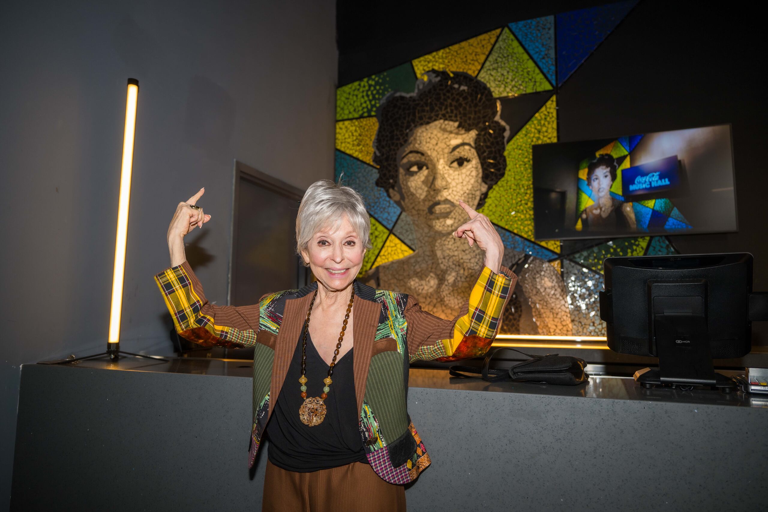 La actriz boricua Rita Moreno llegó por primera vez al Coca-Cola Music Mall para ver el mosaico que realizaron en su honor.