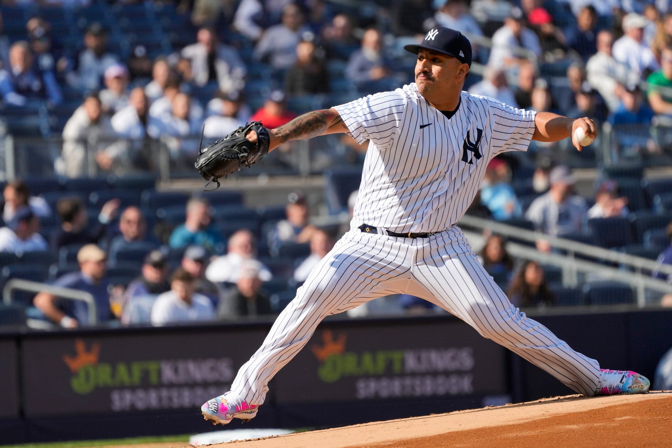 El lanzador de los Yankee de Nueva York, Néstor Cortés, realiza un envío durante su labor del jueves ante los Angels.