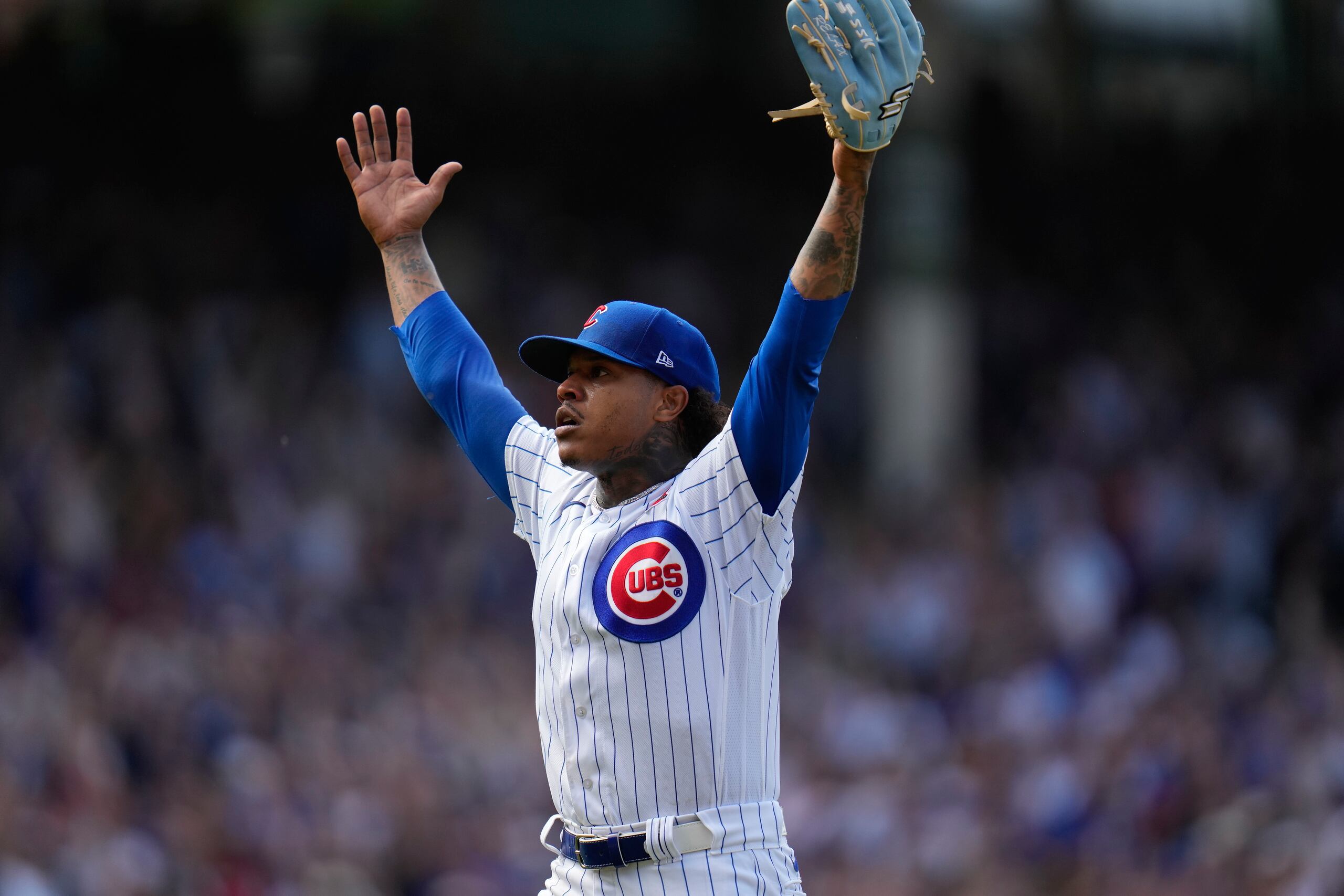 Marcus Stroman levanta sus manos al completar su gesta ante los Rays.