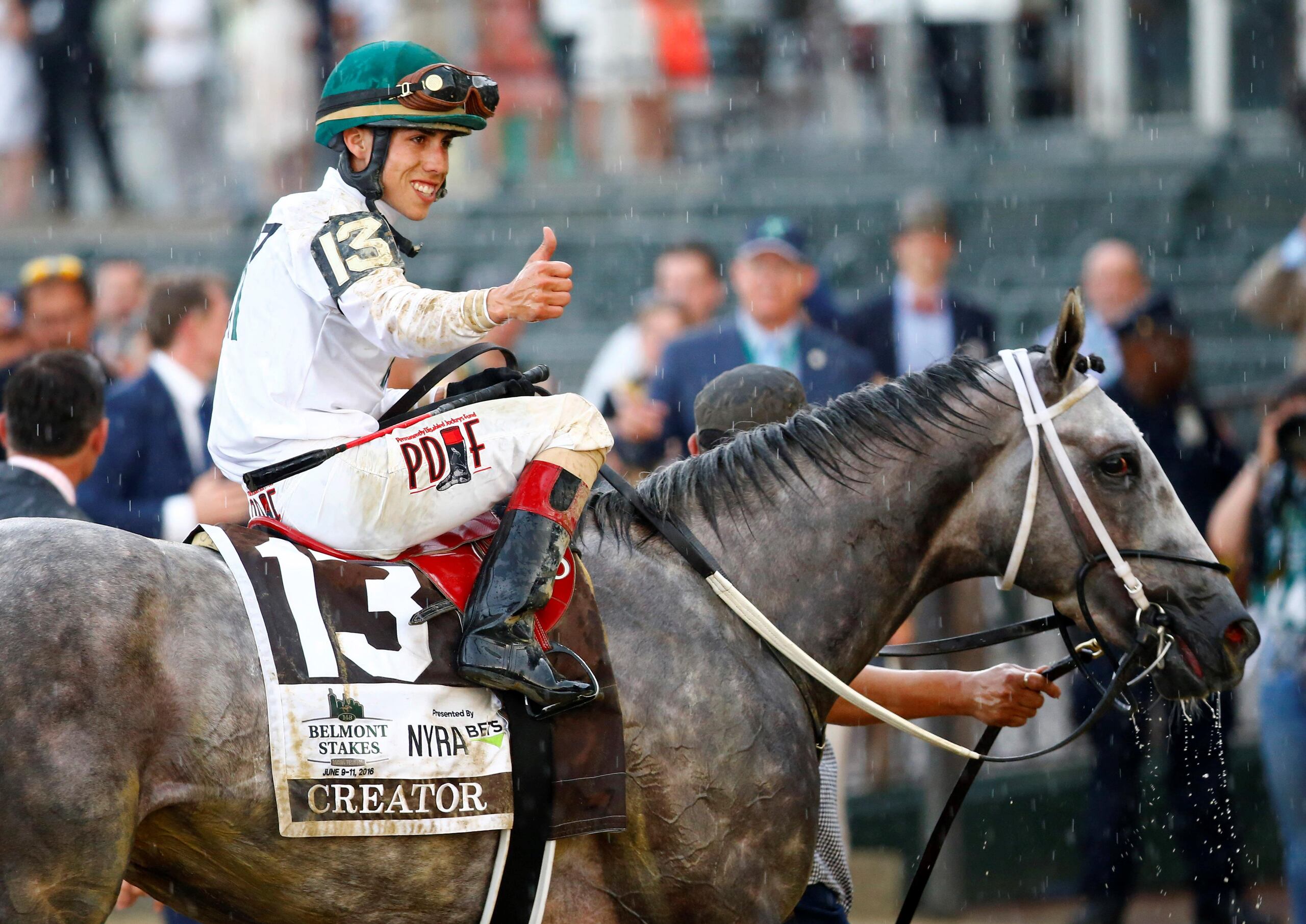 Irad Ortiz Jr., a bordo de Creator, celebra tras ganar la pasada edición del Belmont Stakes, el pasado 11 de junio en  Belmont, Nueva York. (Archivo)