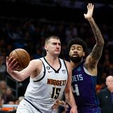 Otro ‘triple-doble’ de Nikola Jokic llevó a Denver a derrotar a los Hornets