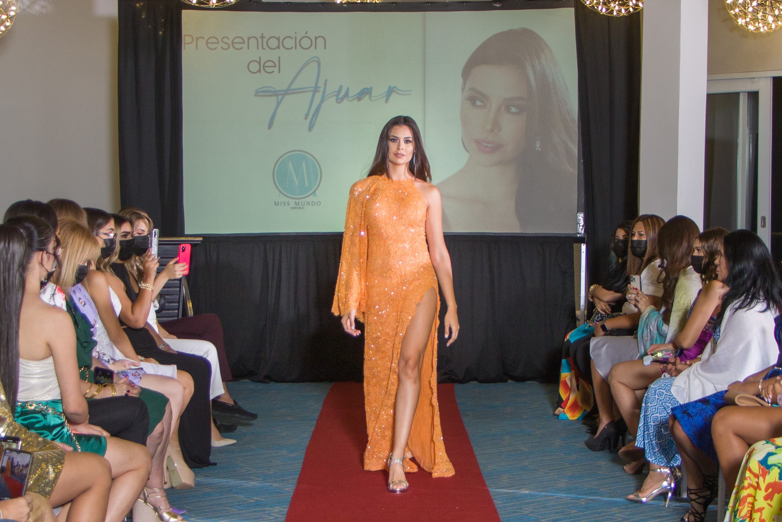 Miss Mundo de Puerto Rico 2021, Aryam Díaz Rosado, en traje largo anaranjado diseñado por Marcos Carranzana.