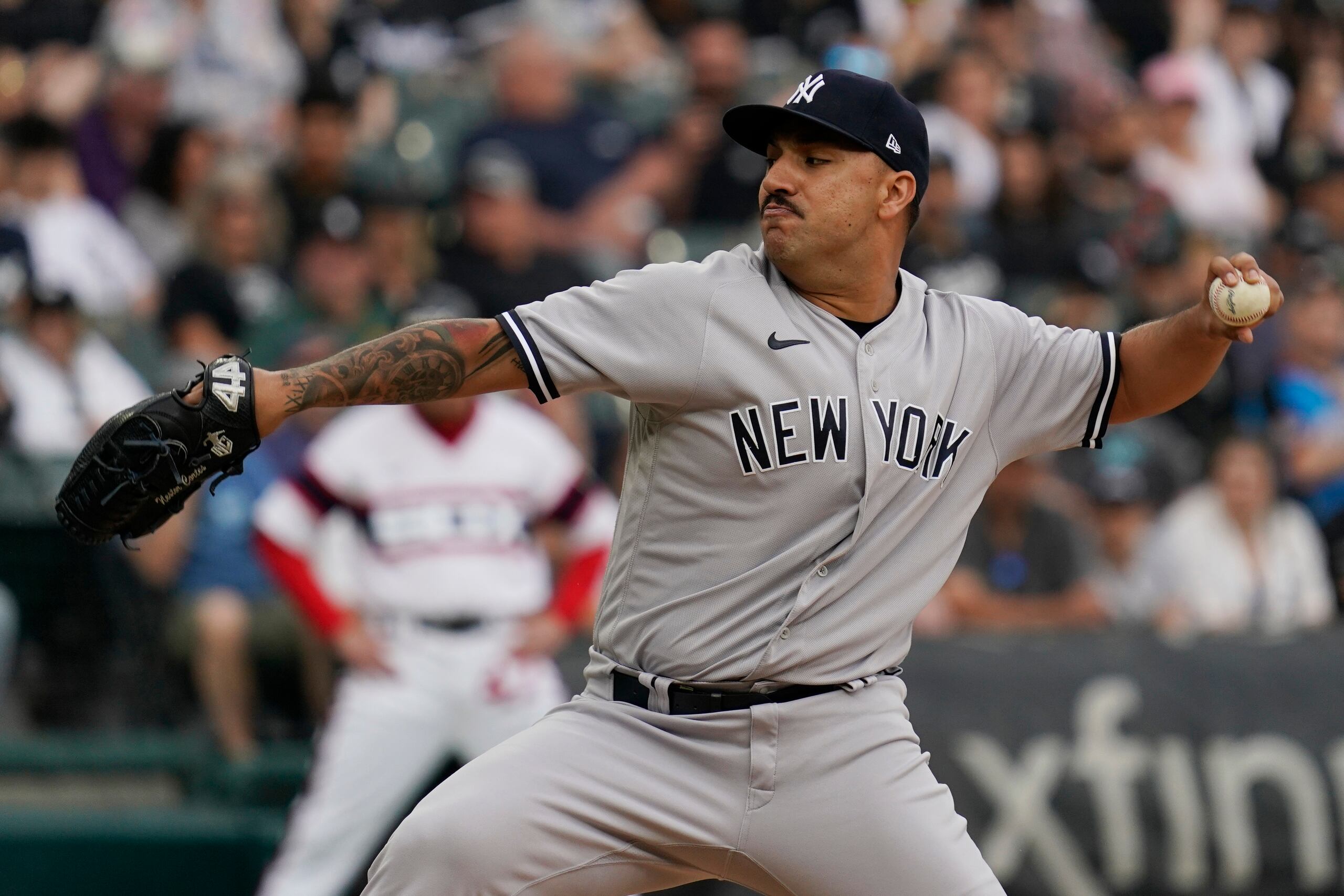 Nestor Cortes, pitcher abridor de los Yankees, lanza en contra de Medias Blancas de Chicago en la primera entrada del juego de béisbol, en Chicago, el domingo 15 de mayo de 2022.