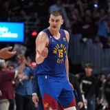 Denver arranca al frente con enorme noche de Nikola Jokic